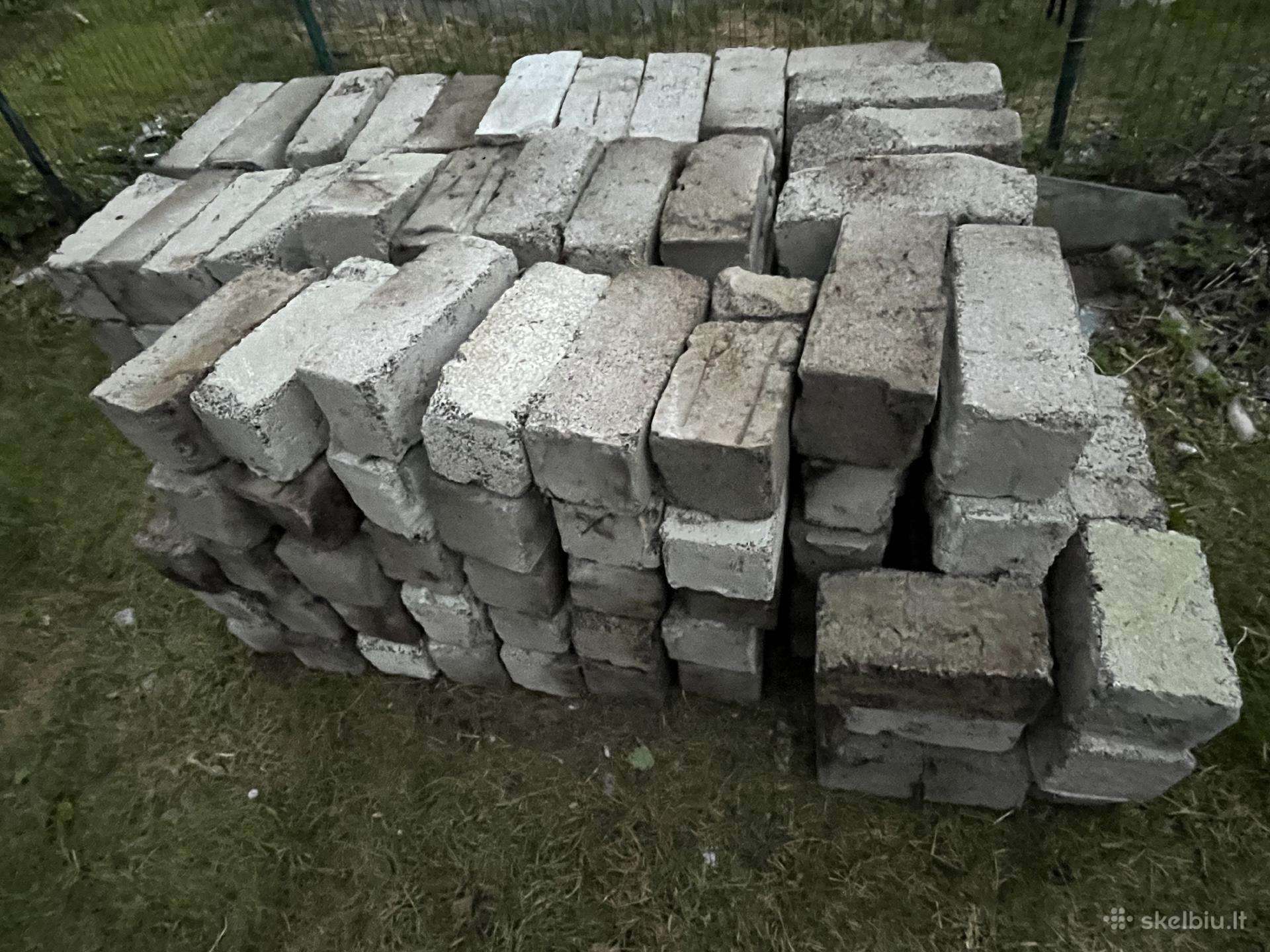 Parduodami naudoti betoniniai blokeliai 152vnt