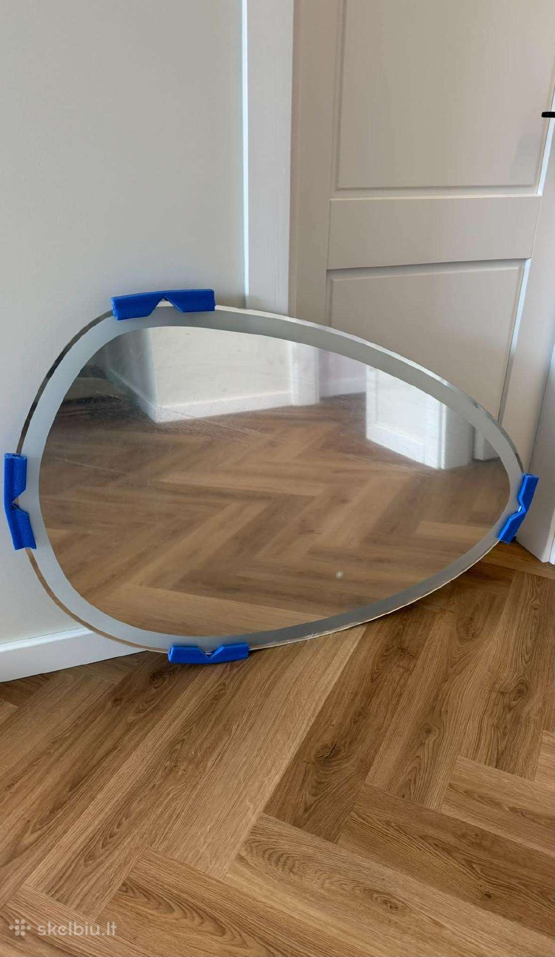 Akmenuko formos LED veidrodis
