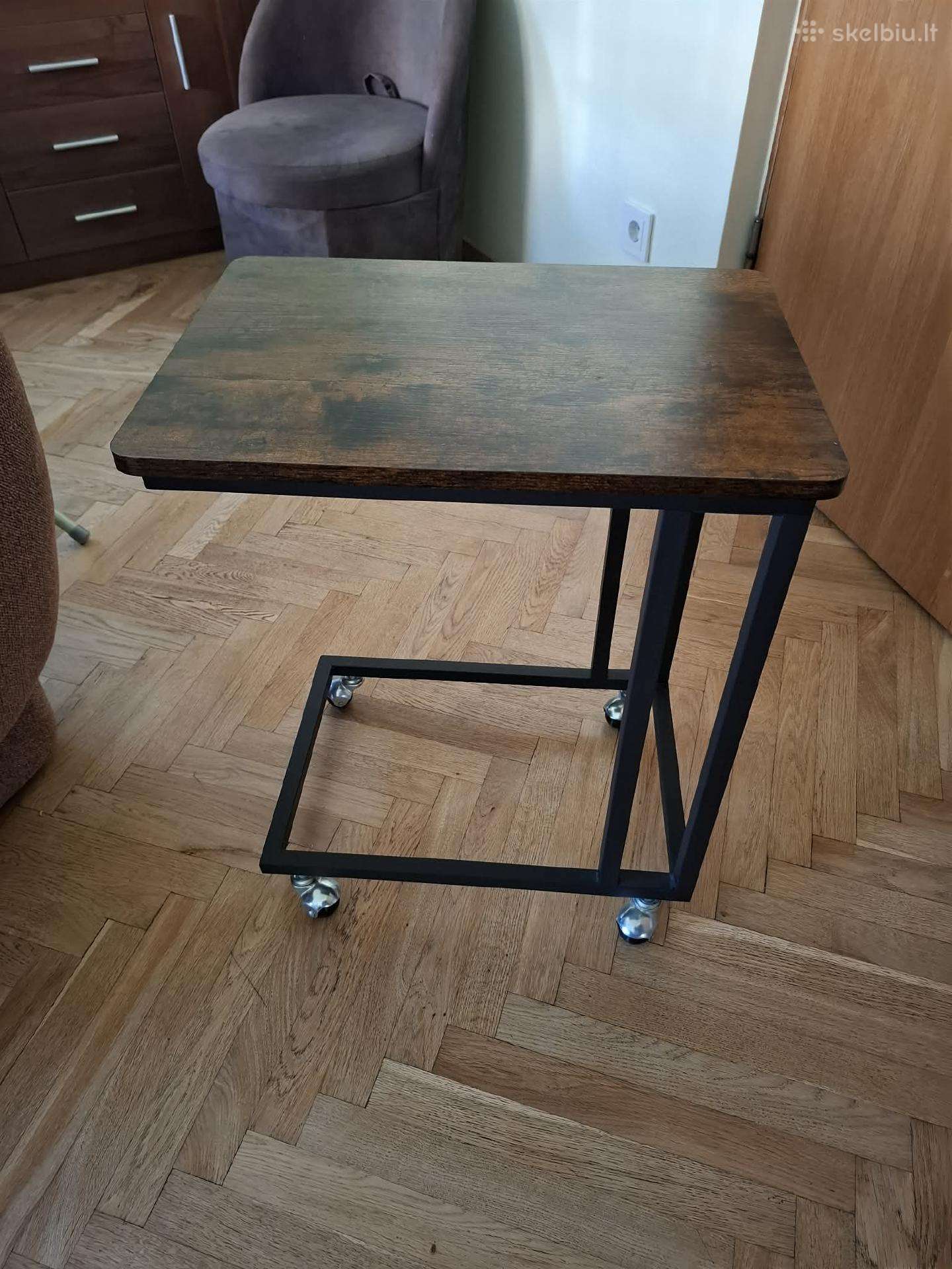 Šoninis staliukas prie lovos ar sofos