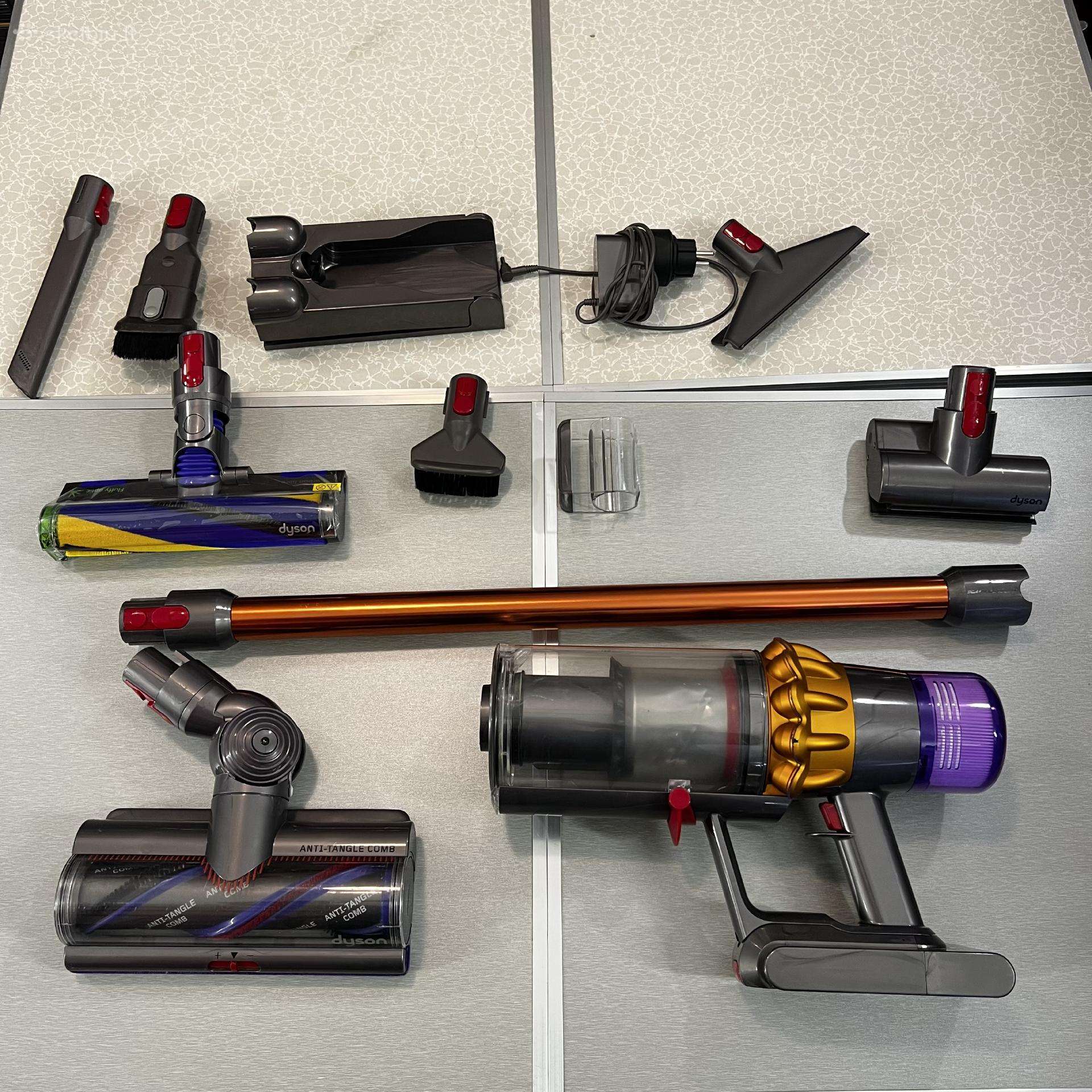 Dyson V15