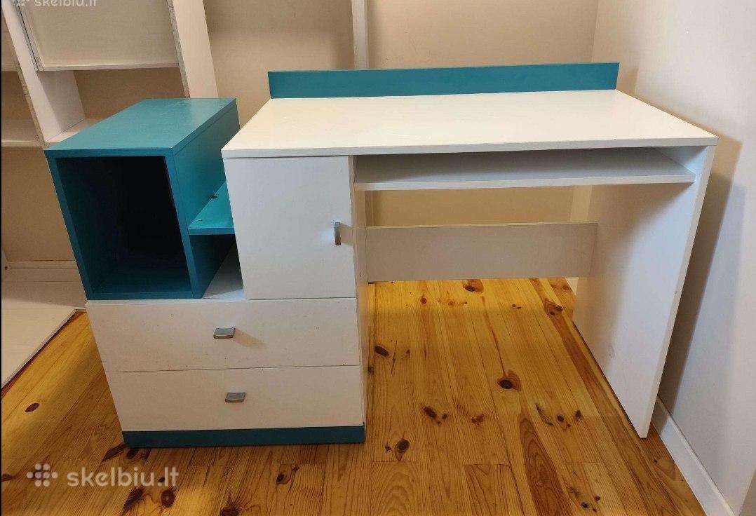 Rašomasis stalas su lentynomis