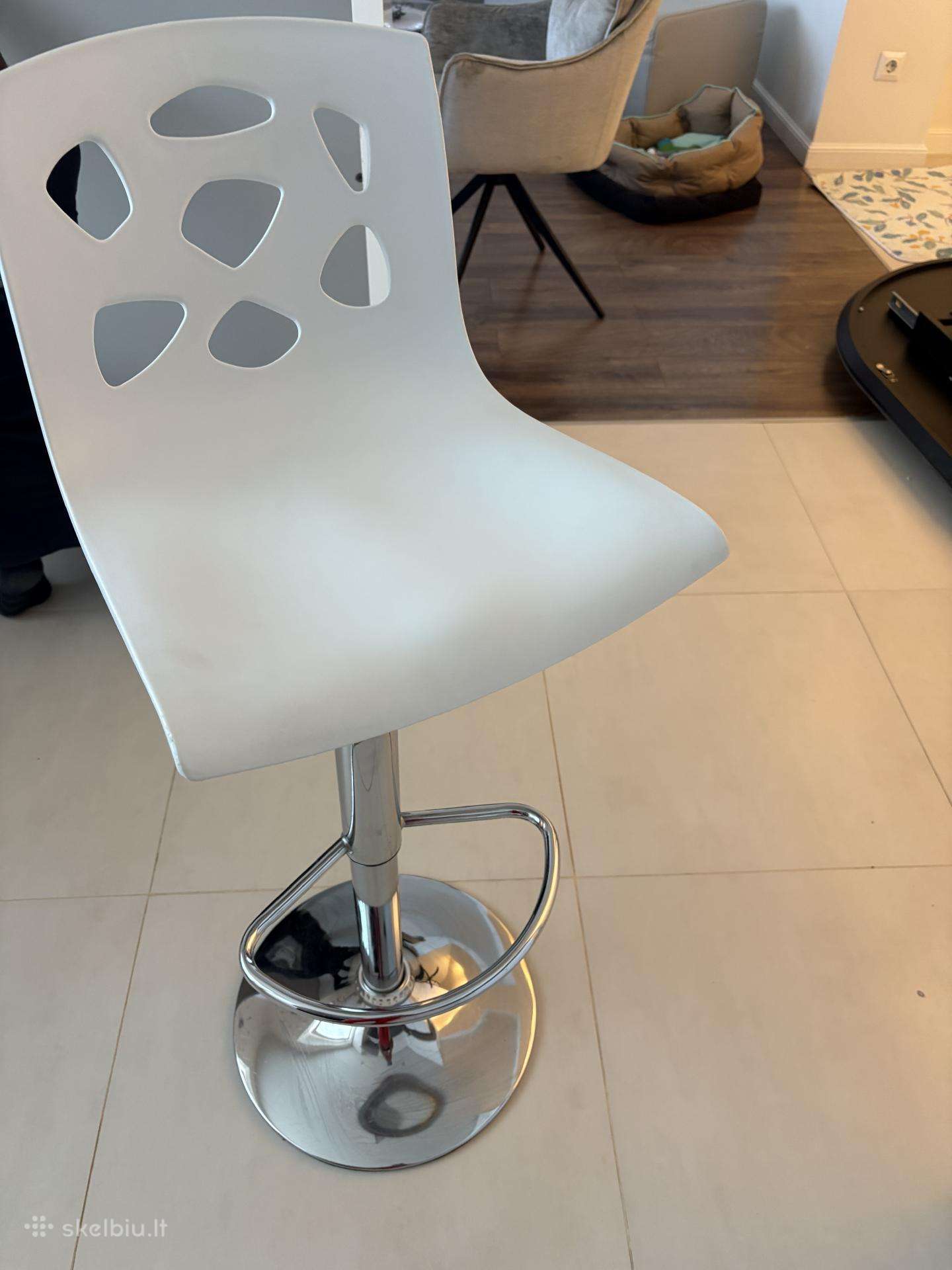 Baro kėdės yra 3 baltos 3 juodos,vieneto kaina20€