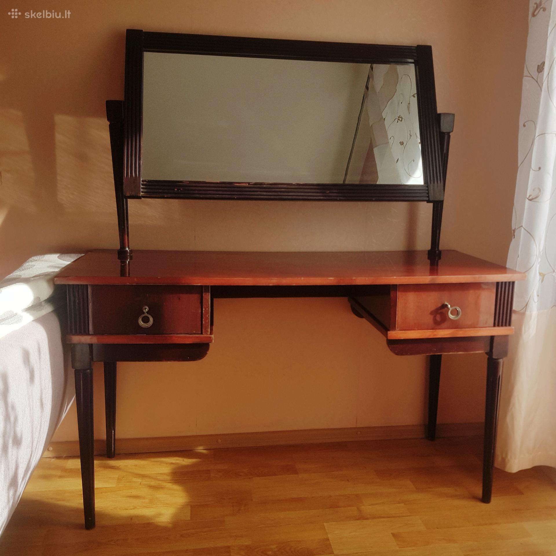 Staliukas su veidrodžiu
