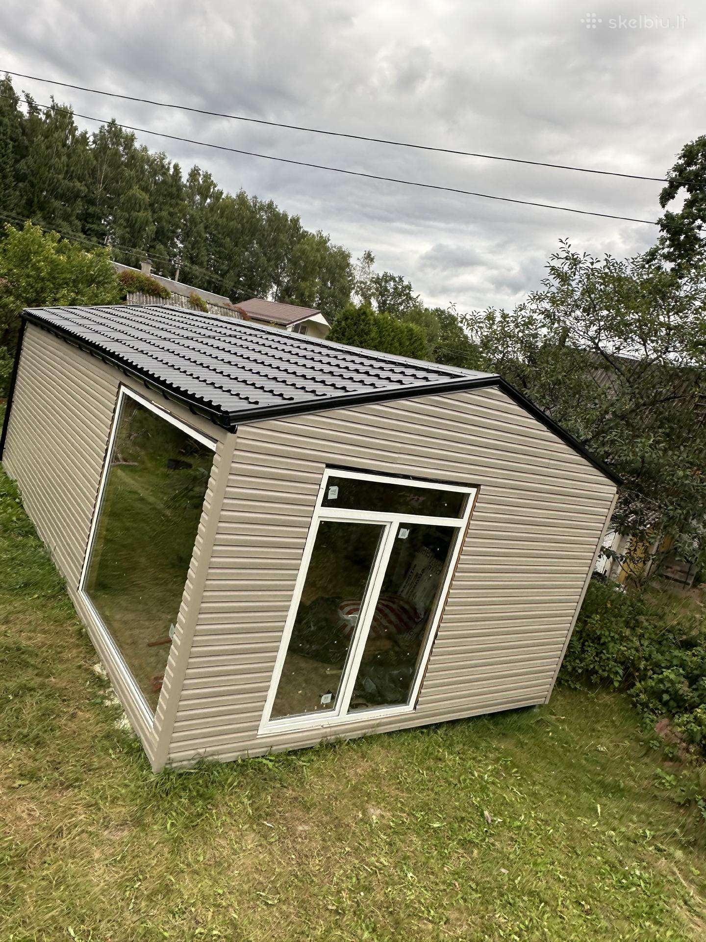 Sklypas su namu gyvenimuiir poilsiui netoli ezero