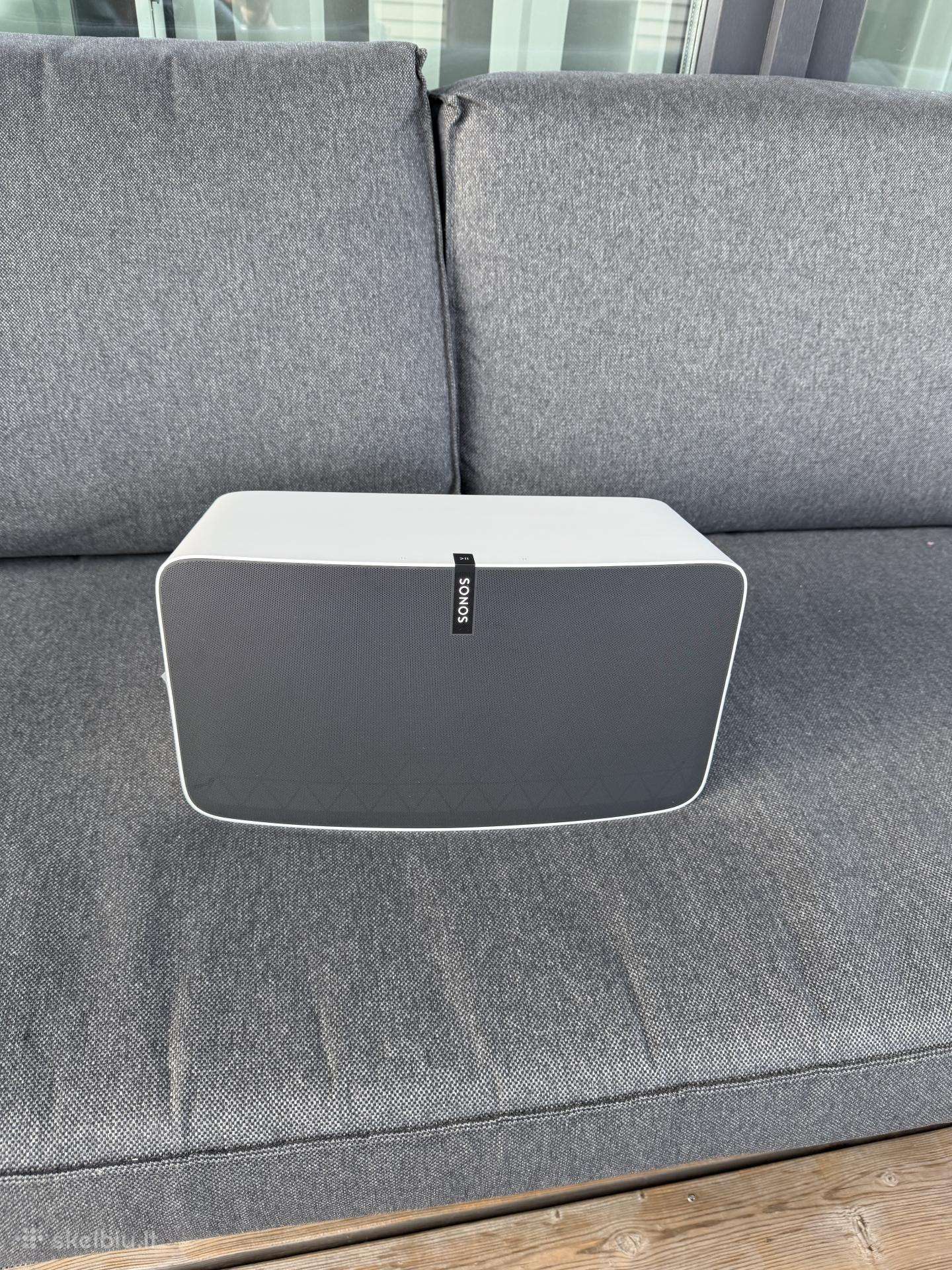 Parduodama Sonos Five belaidė balta kolonėlė
