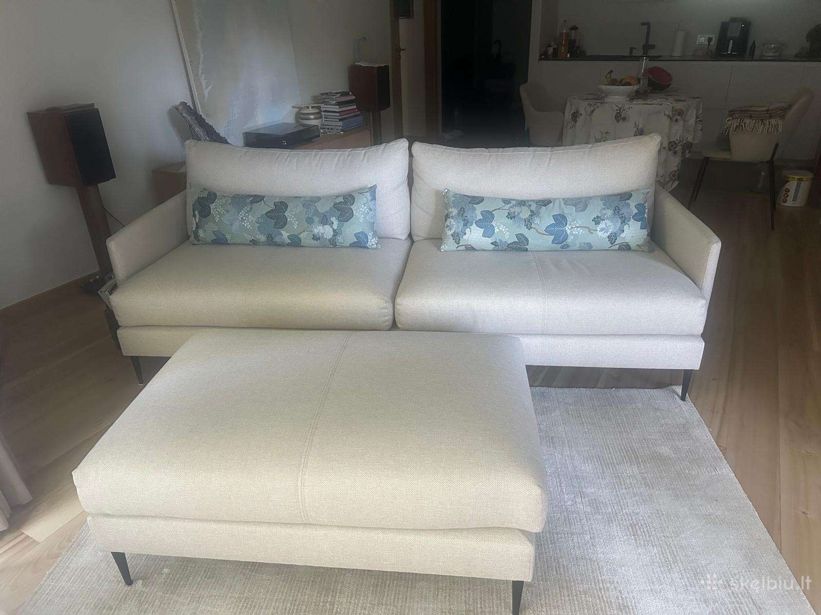 Sofa su pufu