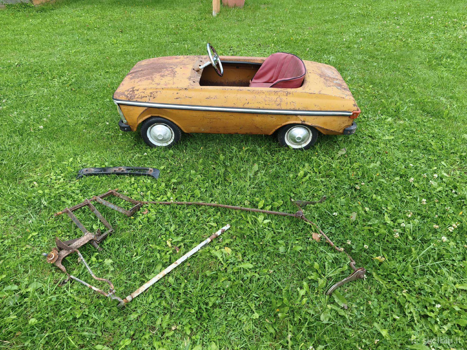 Tarybiniu laiku pedalinis moskvicius