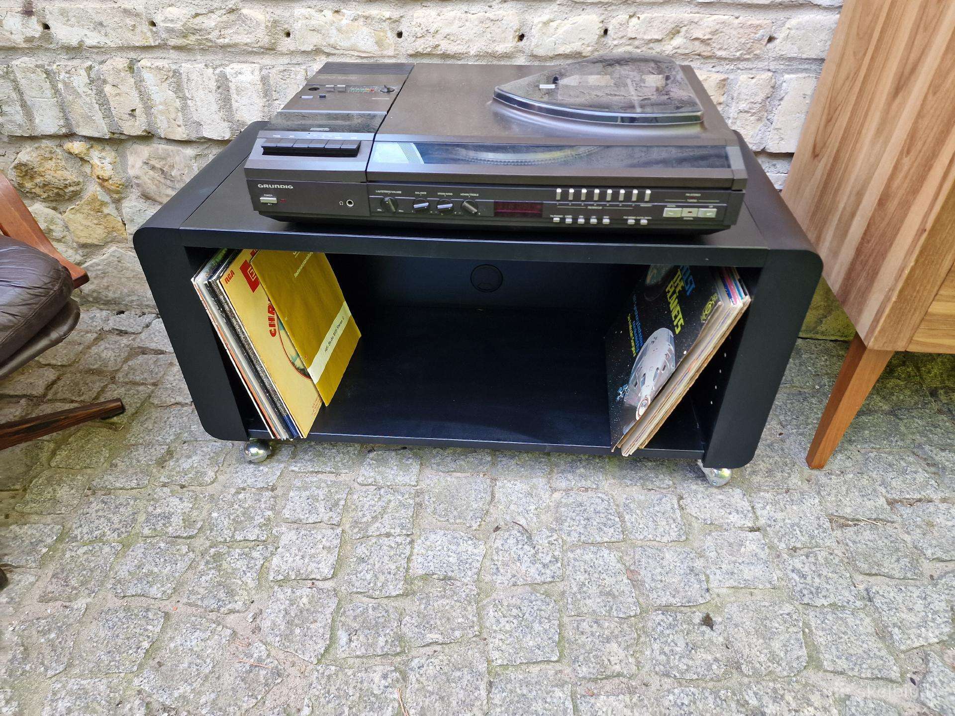 Vintažinė audio konsolė ant ratukų