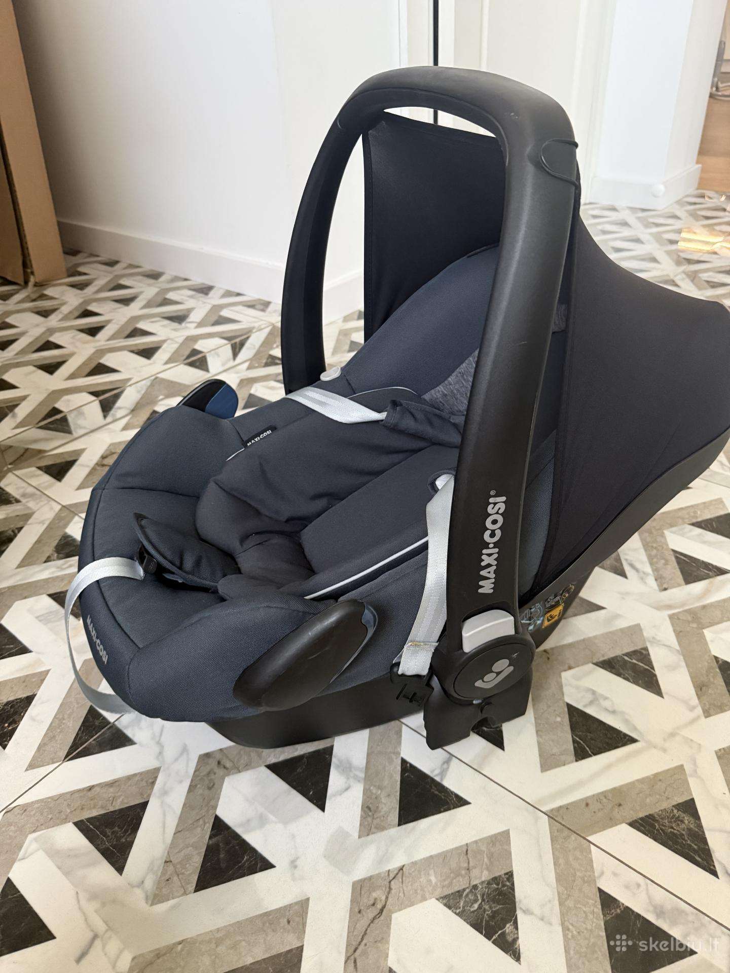 Maxi Cosi kedute su Isofix sistema
