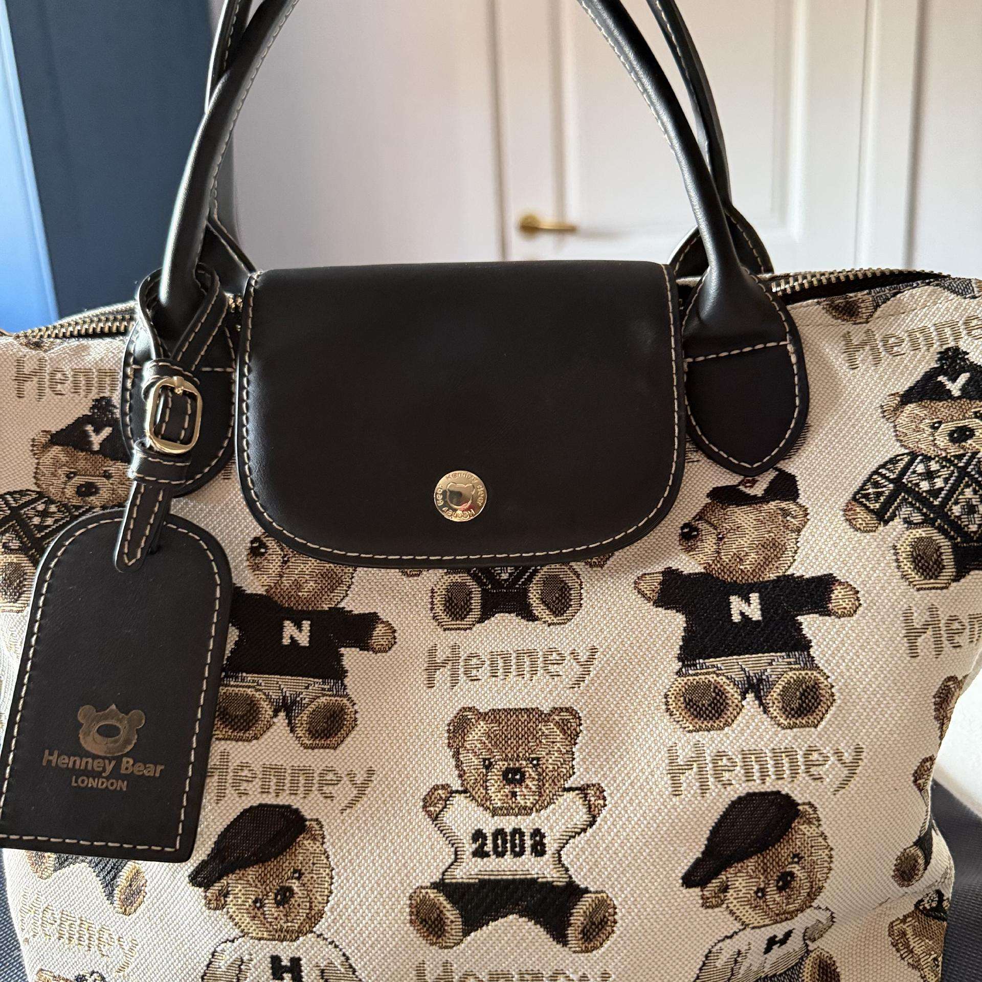 Nauja Henney Bear London rankinė su ilgu dirželiu