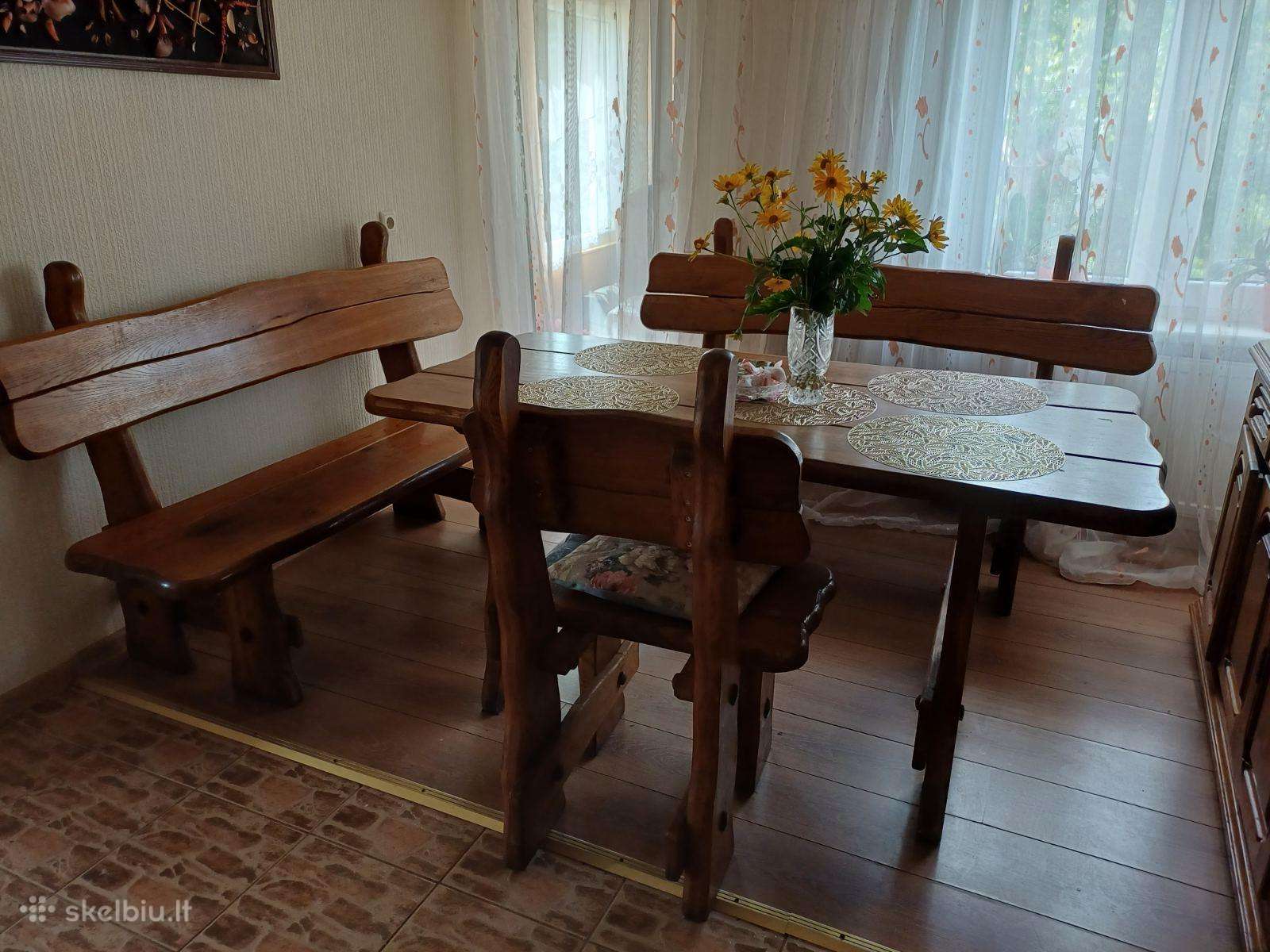 Rankų darbo ąžuolinis stalas su suolais