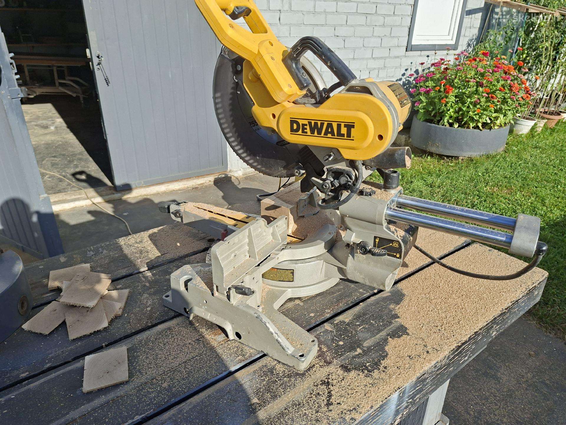 Skersavimo stakles dewalt dw717 110v