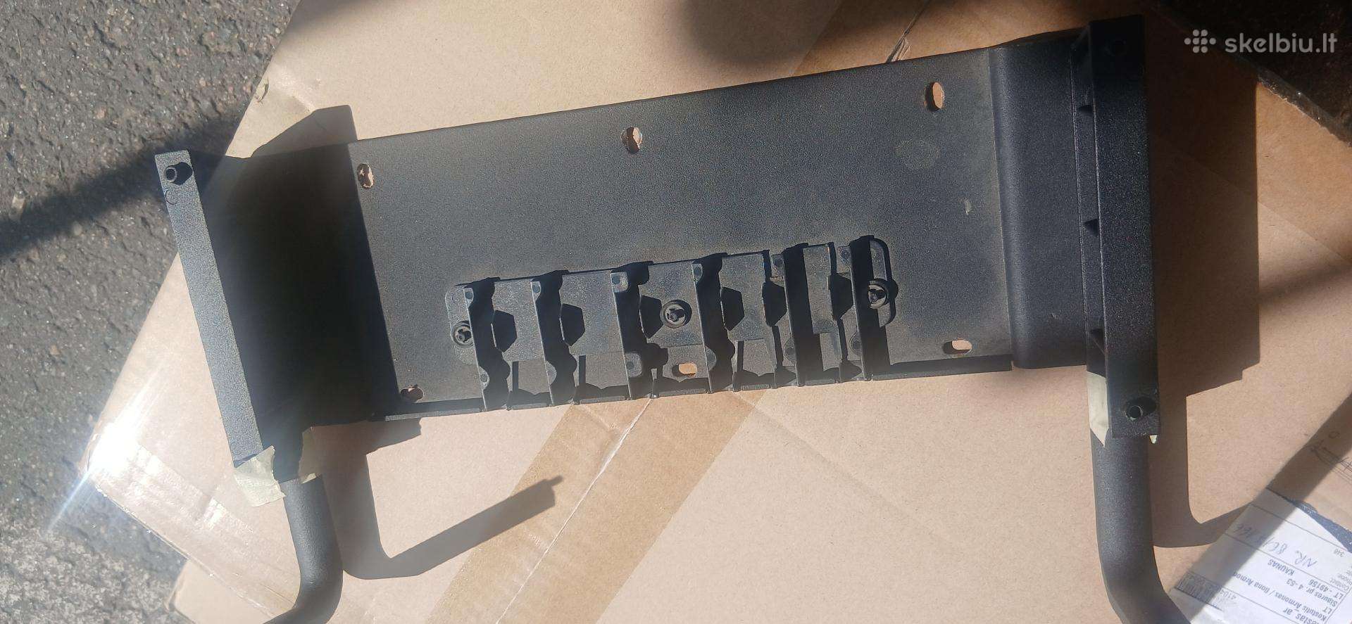 Bang Olufsen beocenter laikiklis prie sienos.