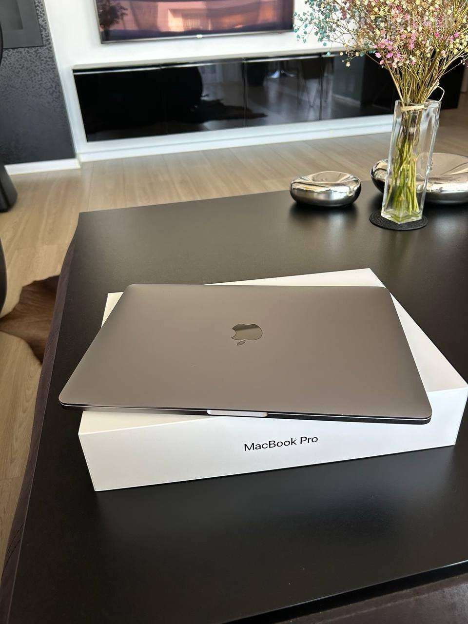 MacBook Pro idealus stovis. Space Gray spalva