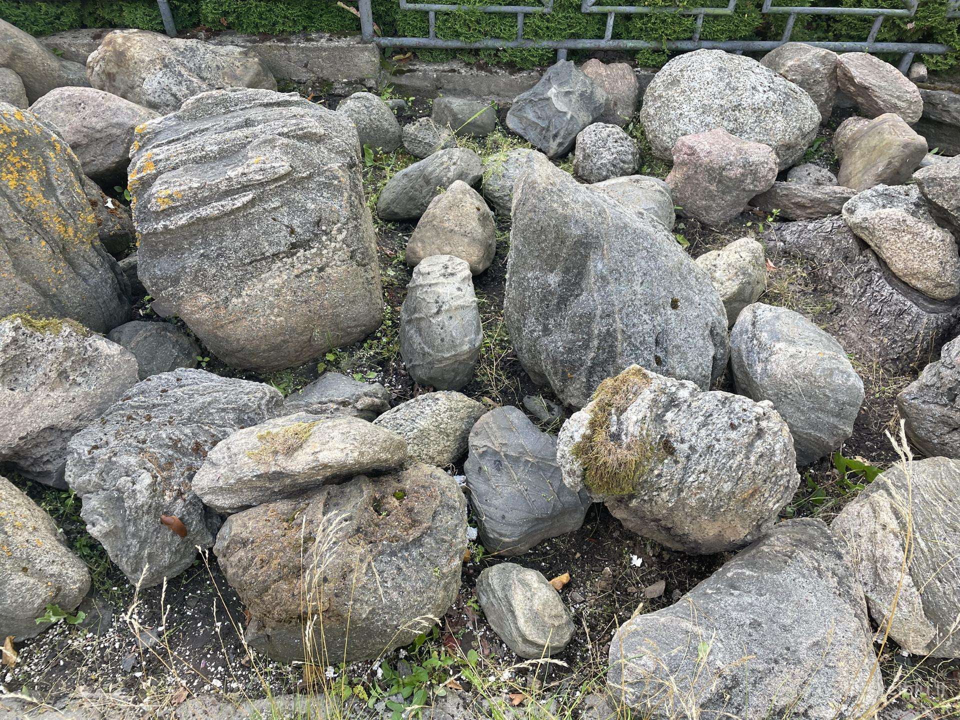 Parduodami rinktiniai dekoratyviniai akmenys