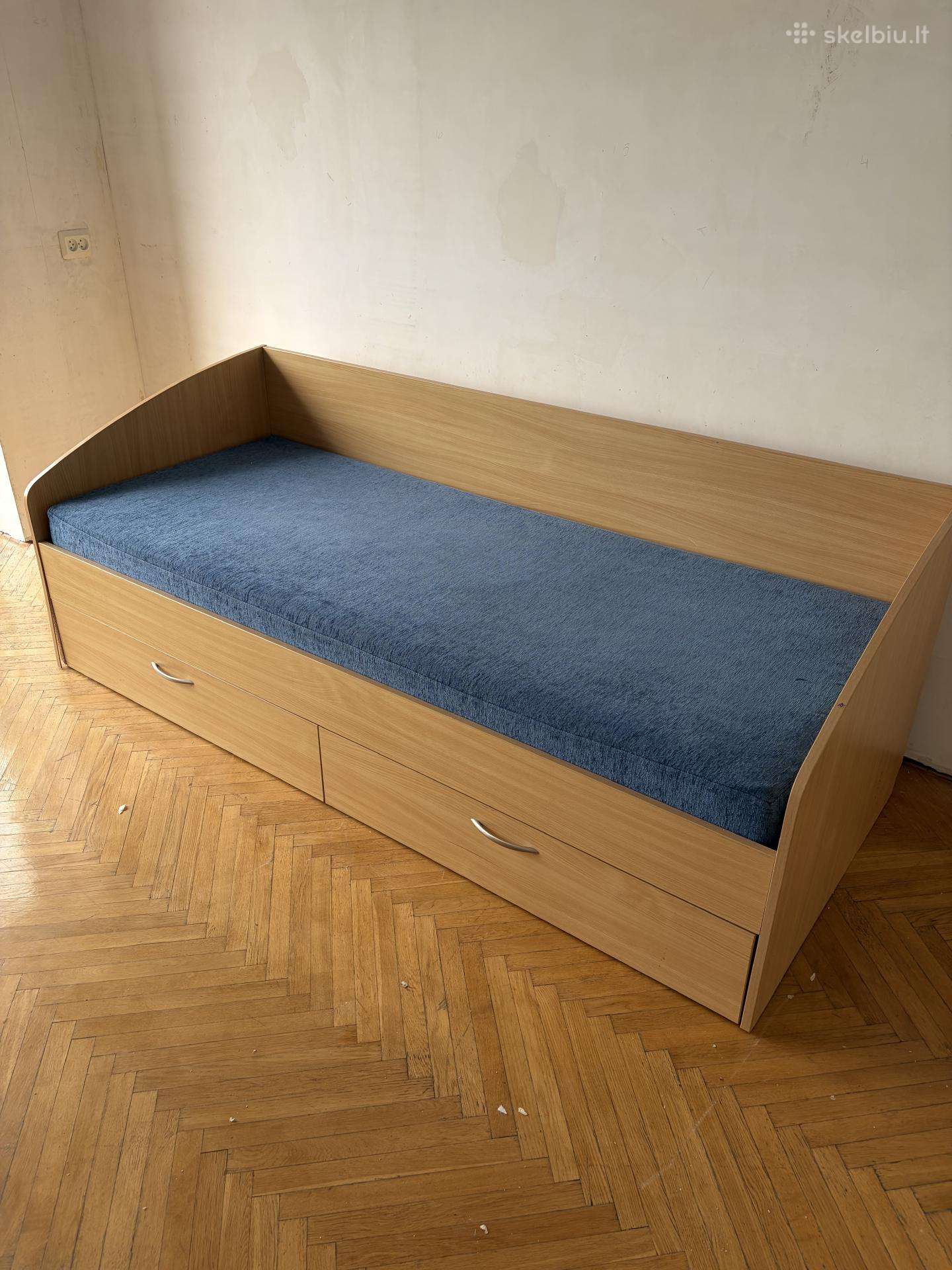Vaikiška lova su stalčiais.