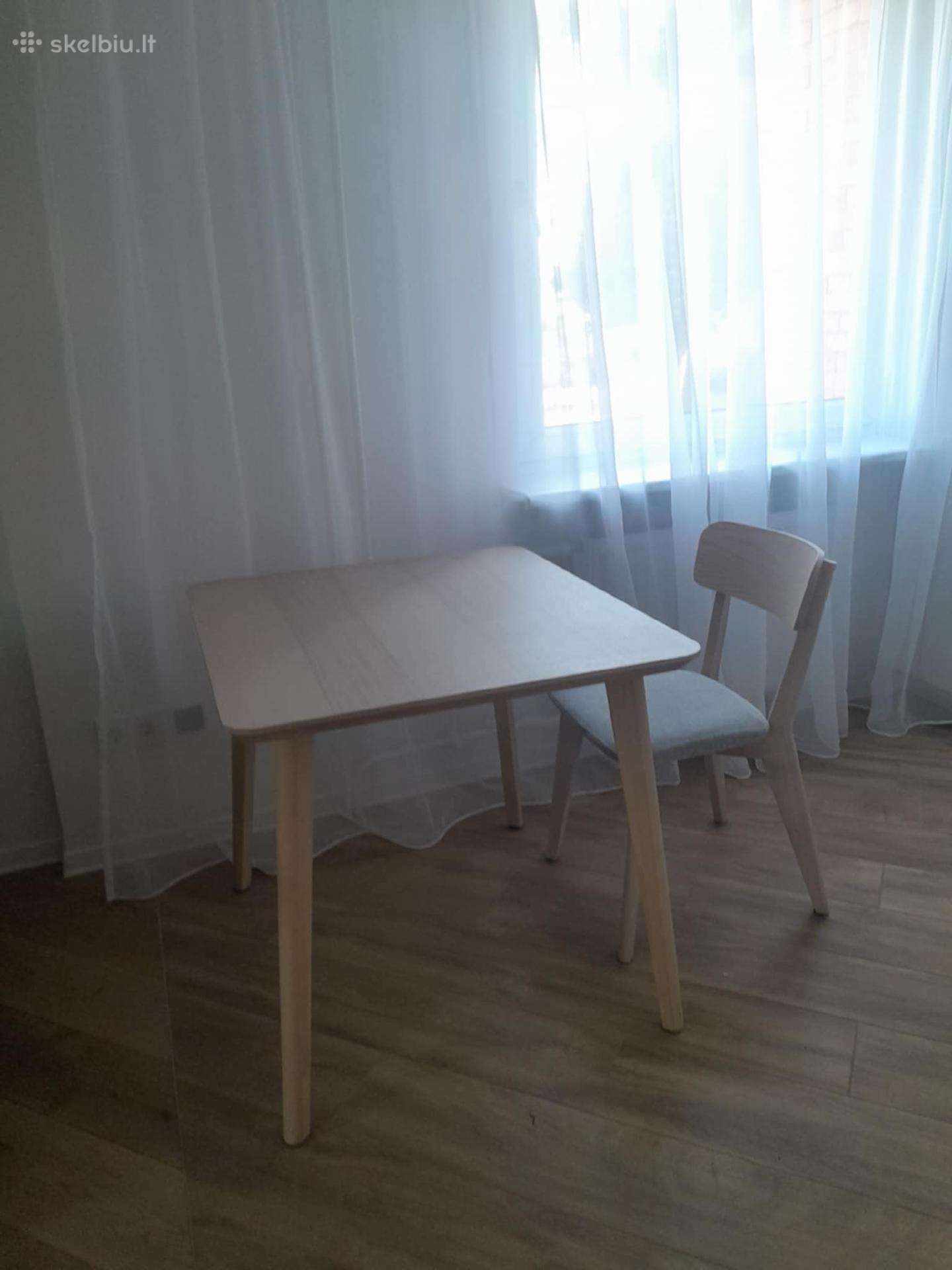 Nebrangiai parduodu geros būklės stalą su kėdėmis