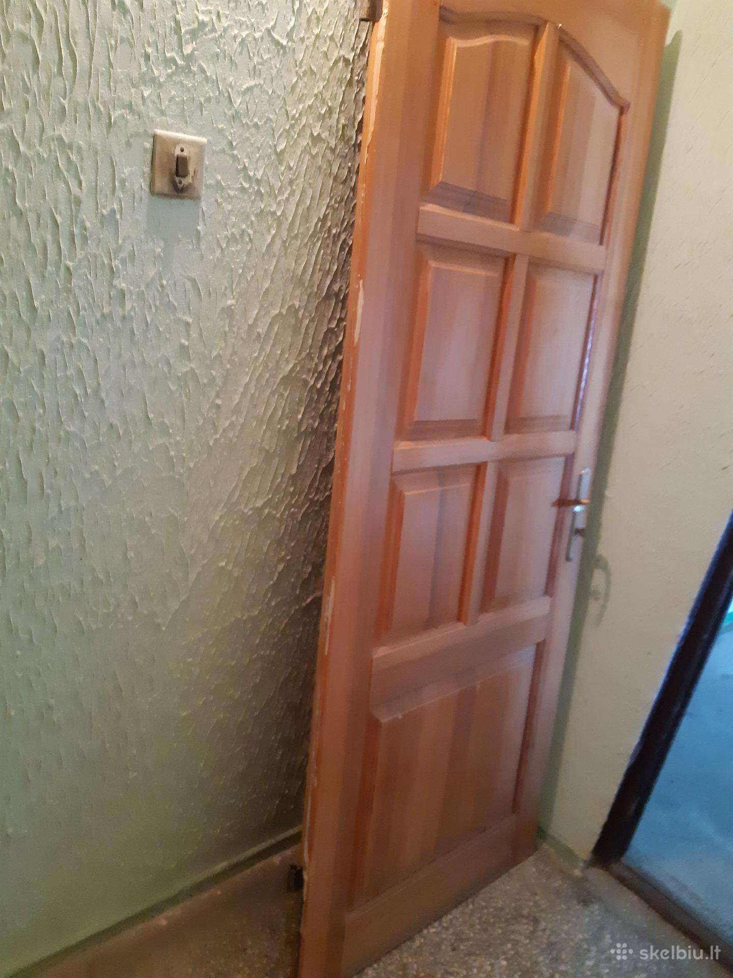 Naudotos lauko ąžuolinės durys su spyna be staktų
