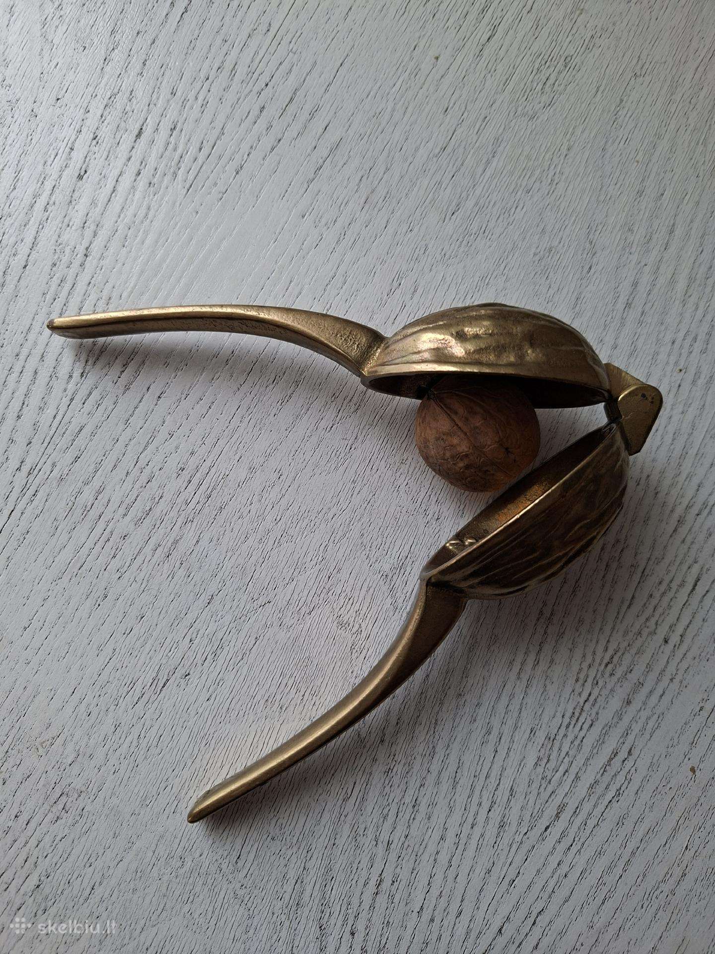 Žalvarinė riešutų gliaudyklė