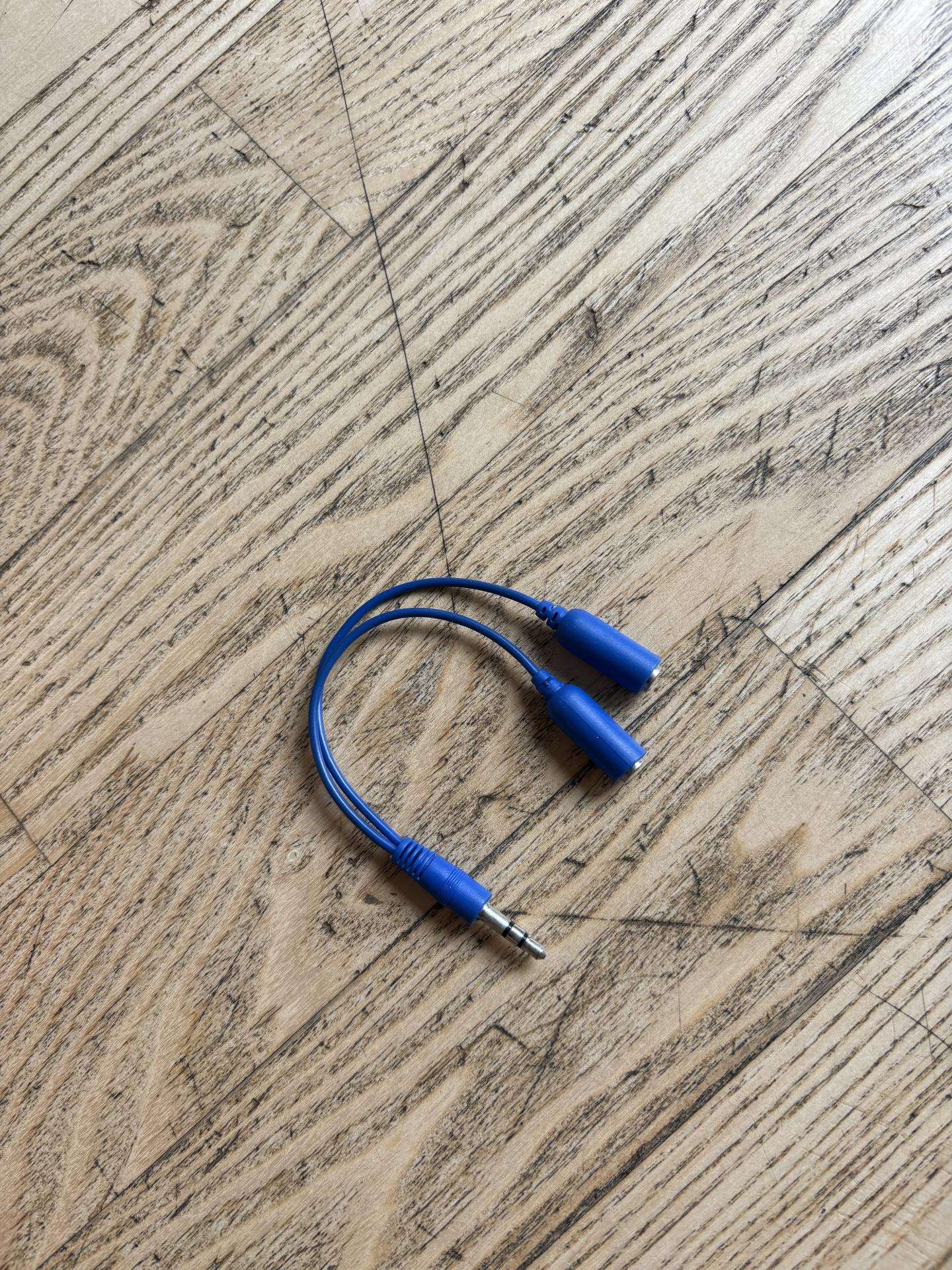3,5 mm ausinių/mikrofono Y adapteris