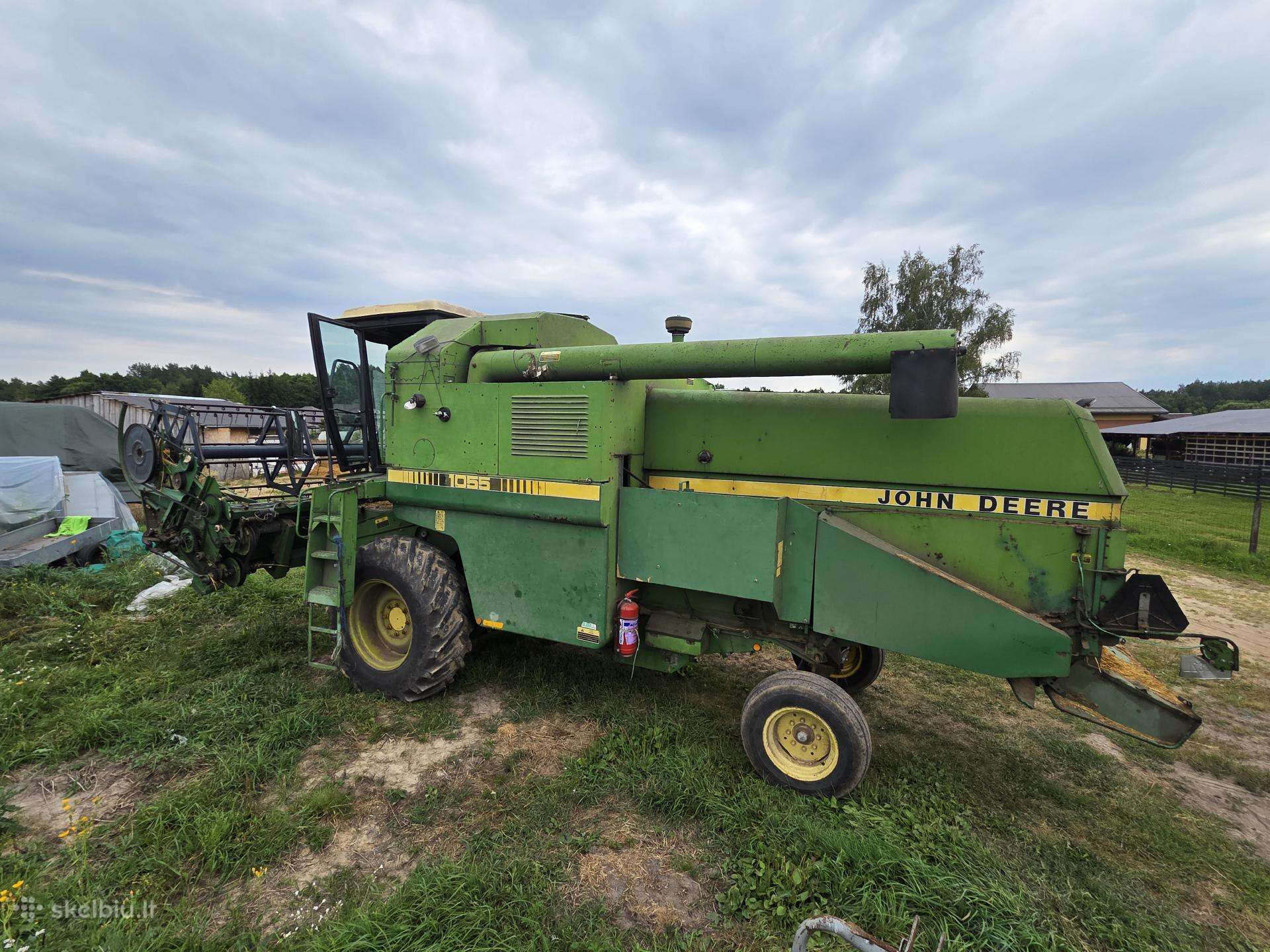 John Deere 1055, combine harvesters