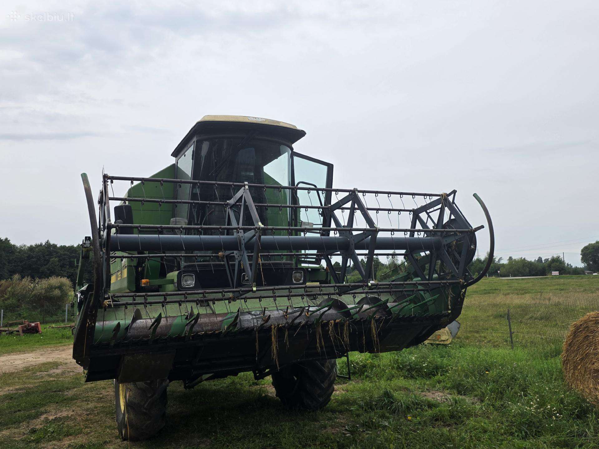 John Deere 1055, combine harvesters