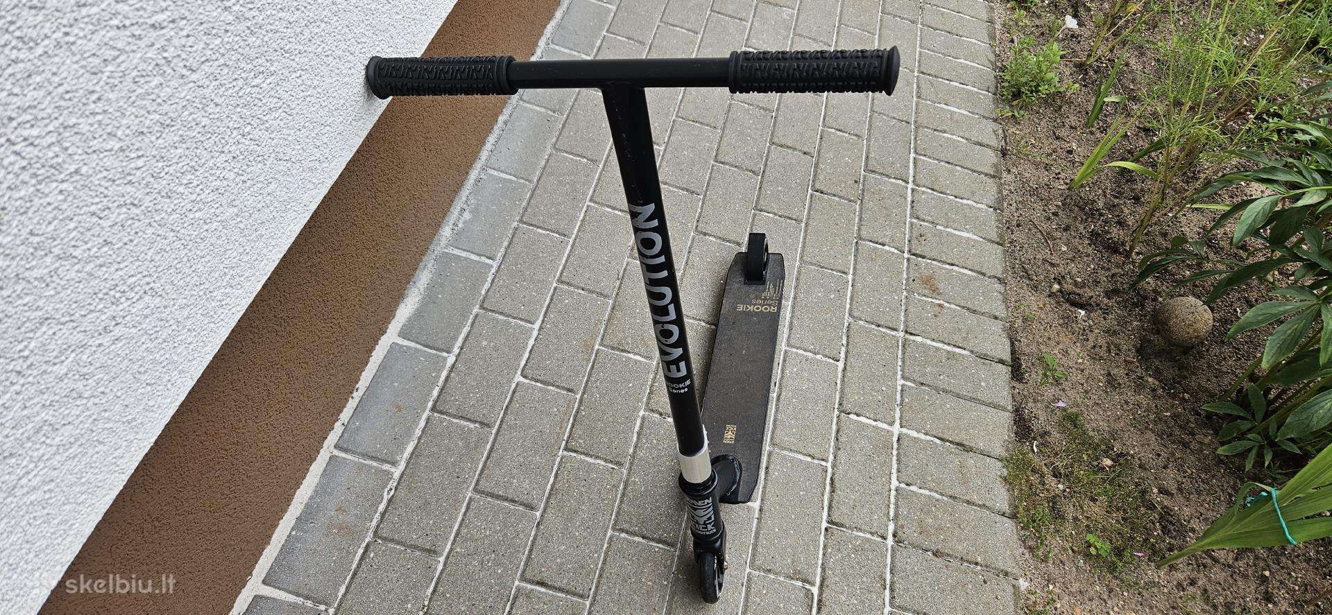 Triukinis paspirtukas Raven Rookie, juodas
