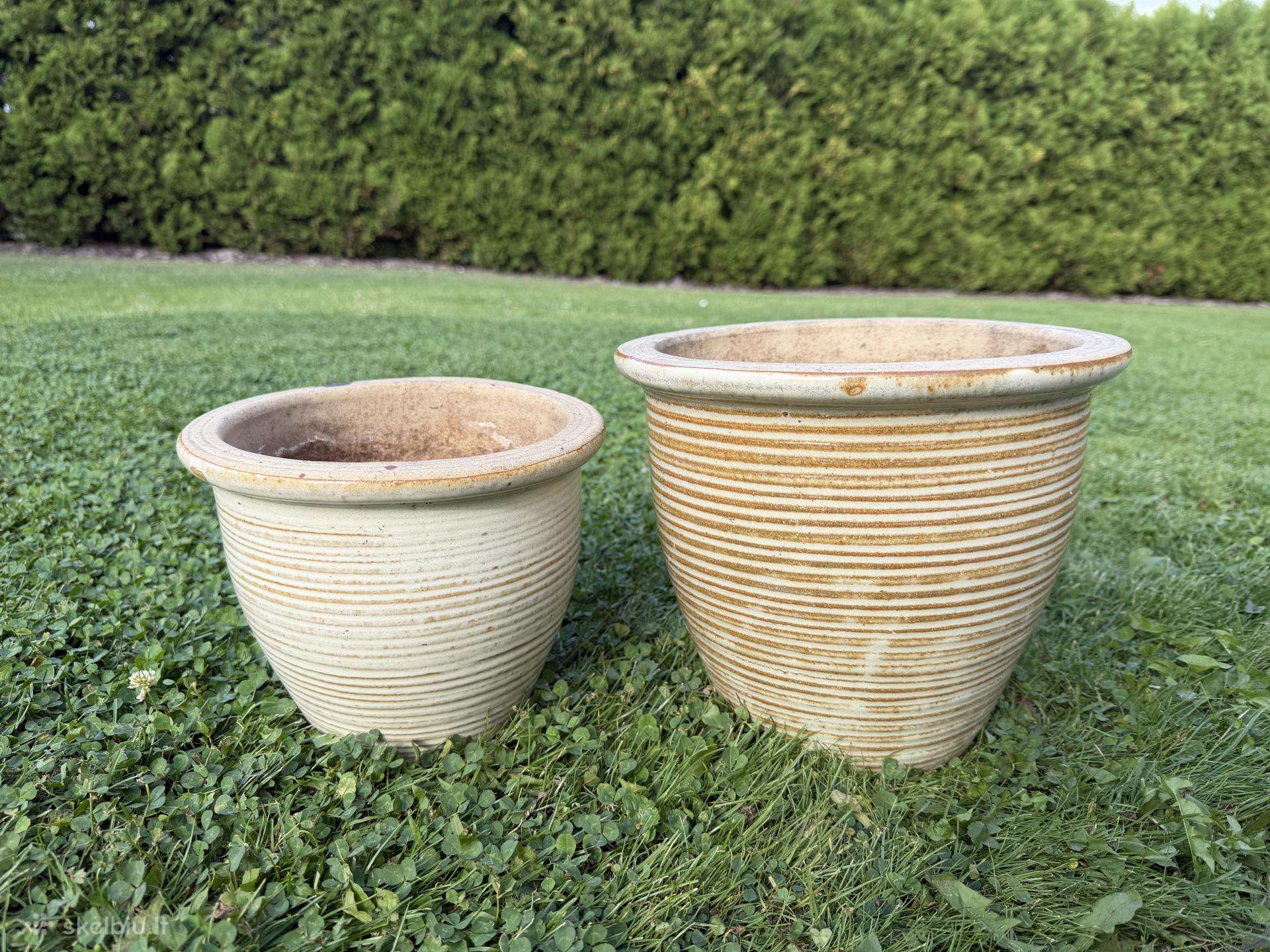 2 lauko vazonai