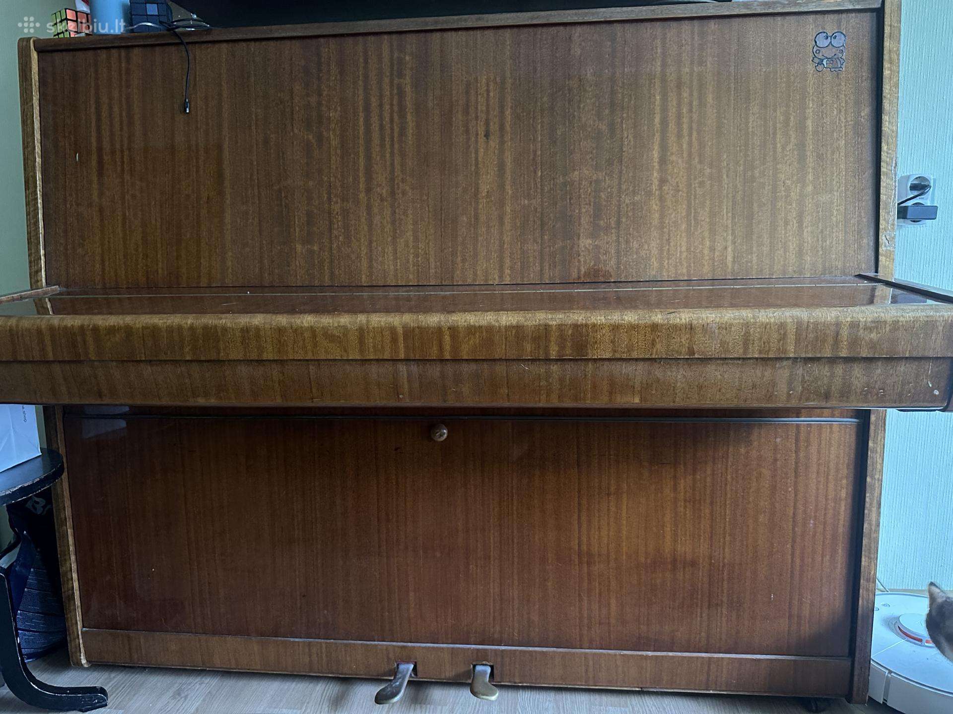 Pianinas krasnyj oktiabr