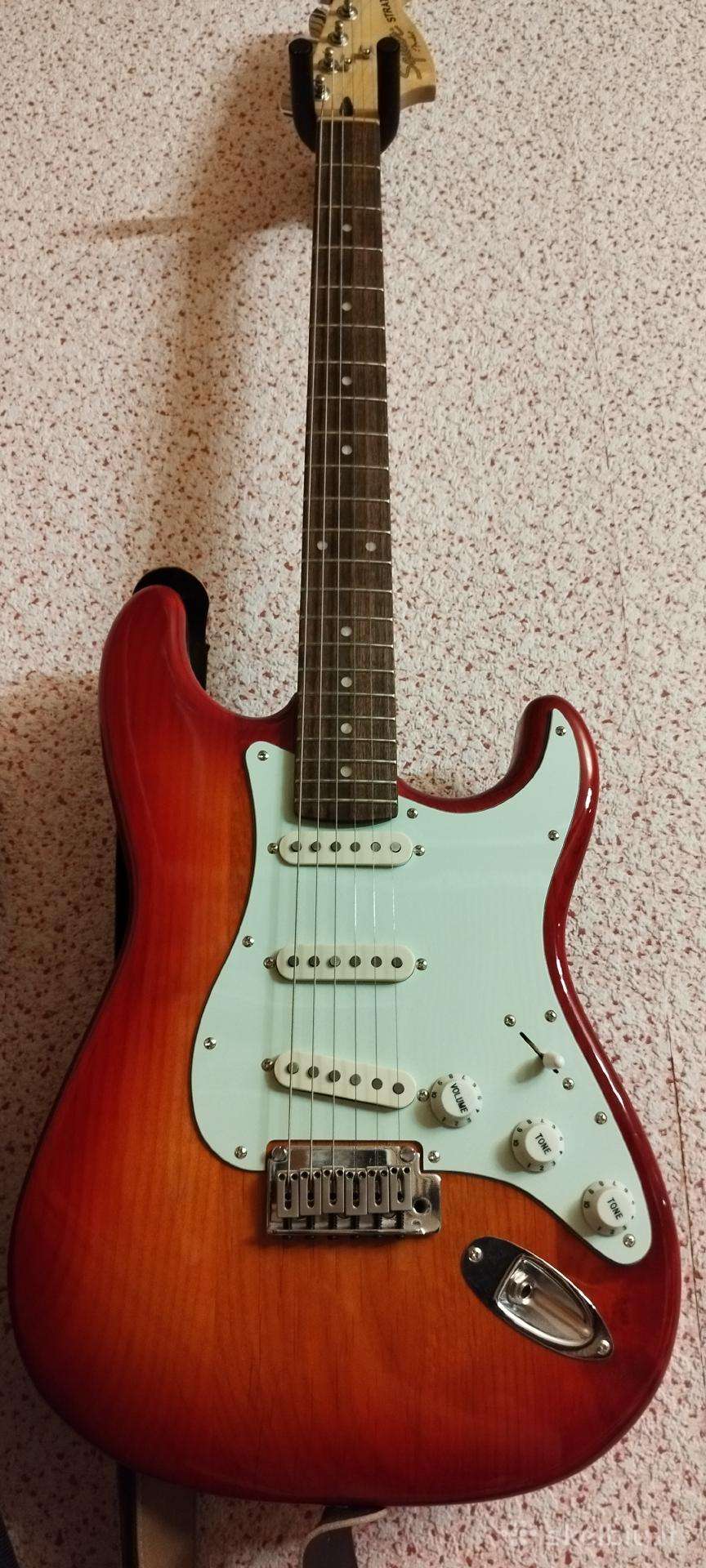 Fender Squier Stratocaster gitara + dėklas