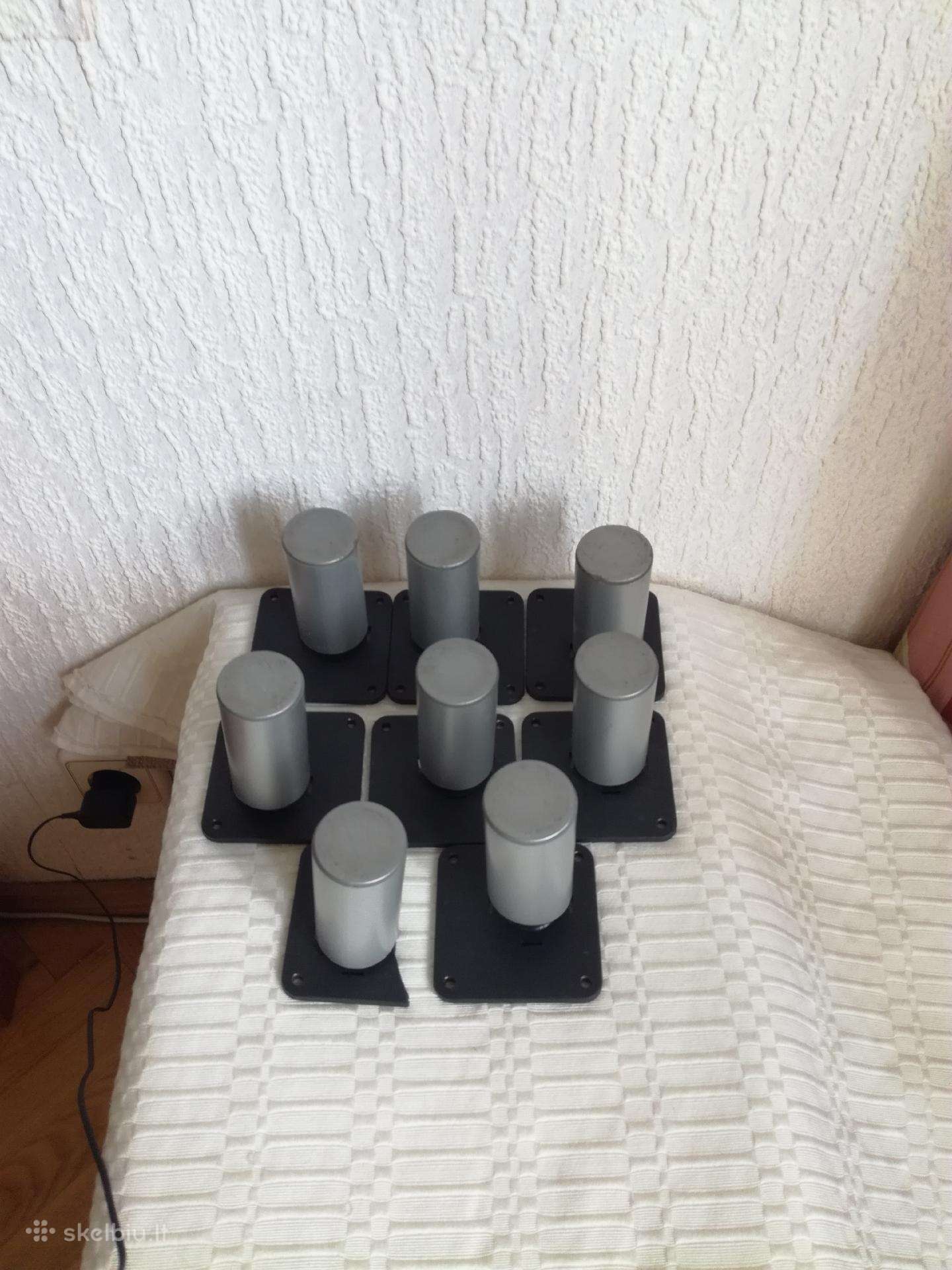 Sidabro spalvos,apvalios,plastiko baldų kojos.