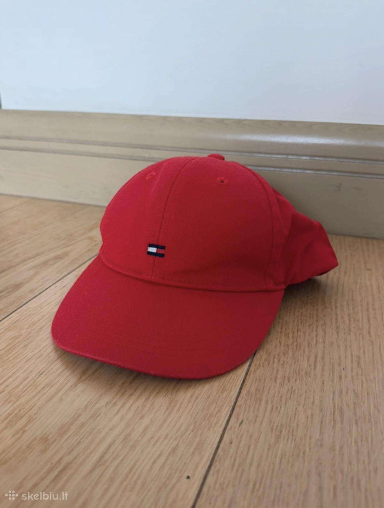 Raudona Tommy Hilfiger kepurė nuo saulės