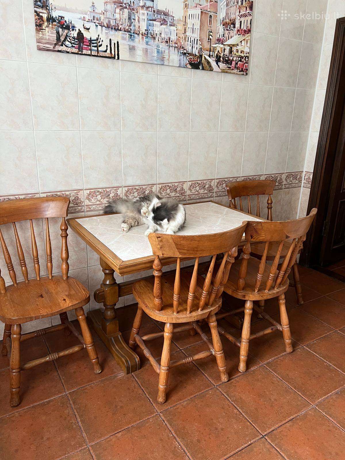 Stalas su keturiomis kėdėmis