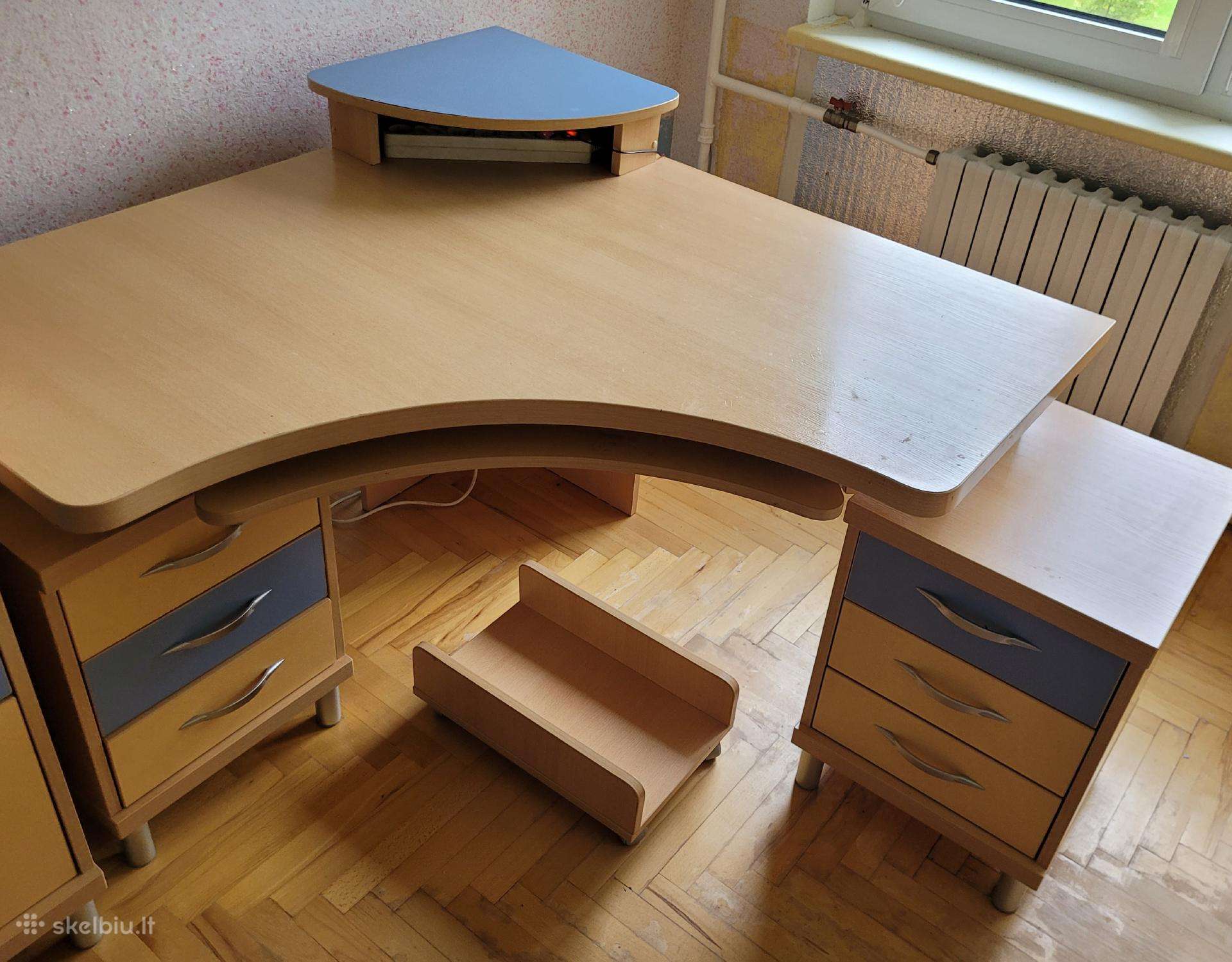 Rašomasis stalas su dviem blokais stalčių