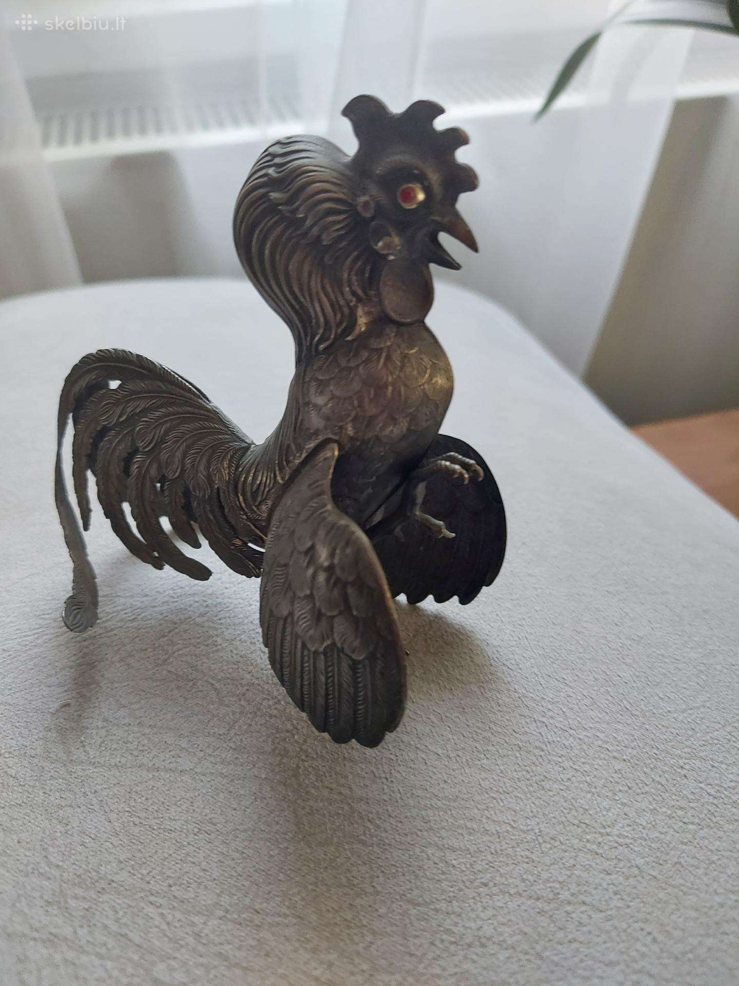 Kovinio gaidžio statulėle