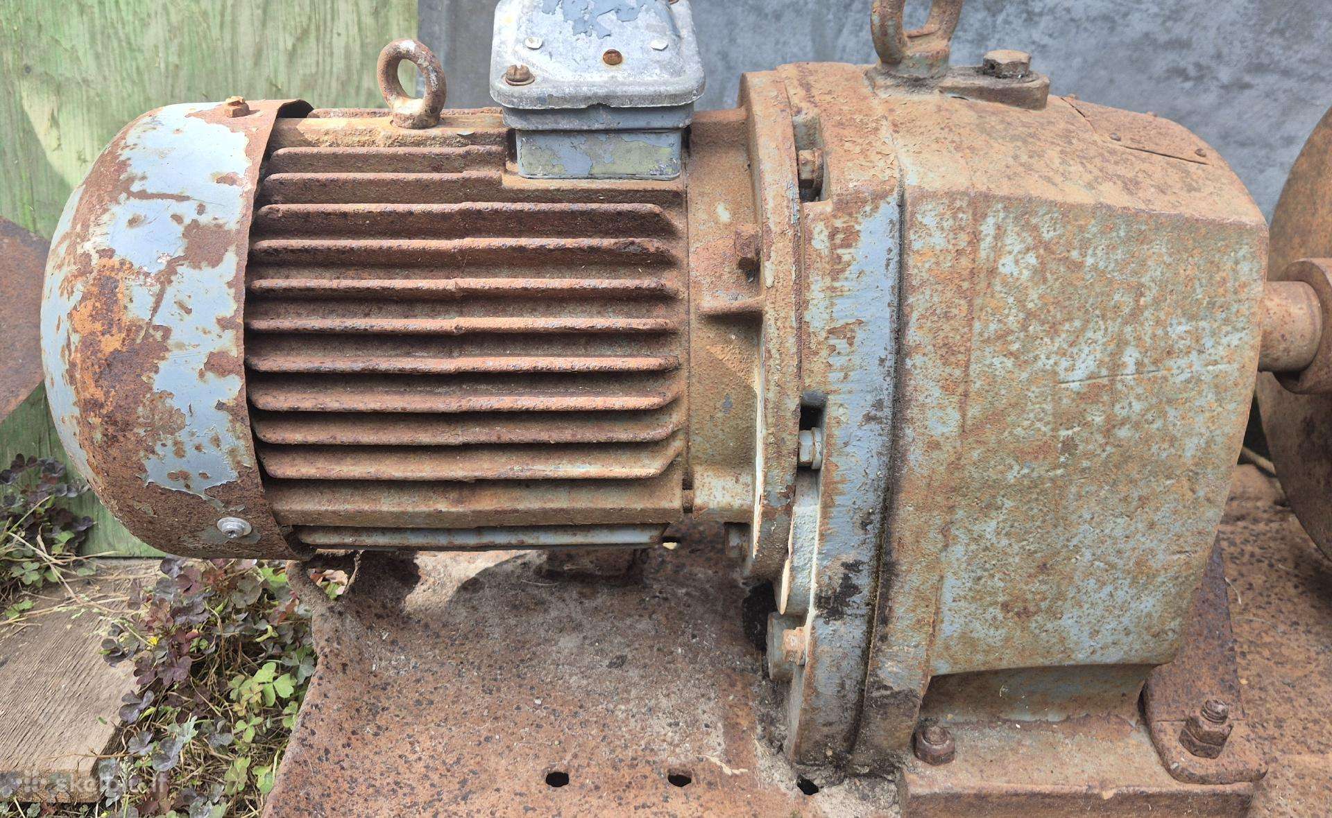 Parduodu motoreduktorių 4kw