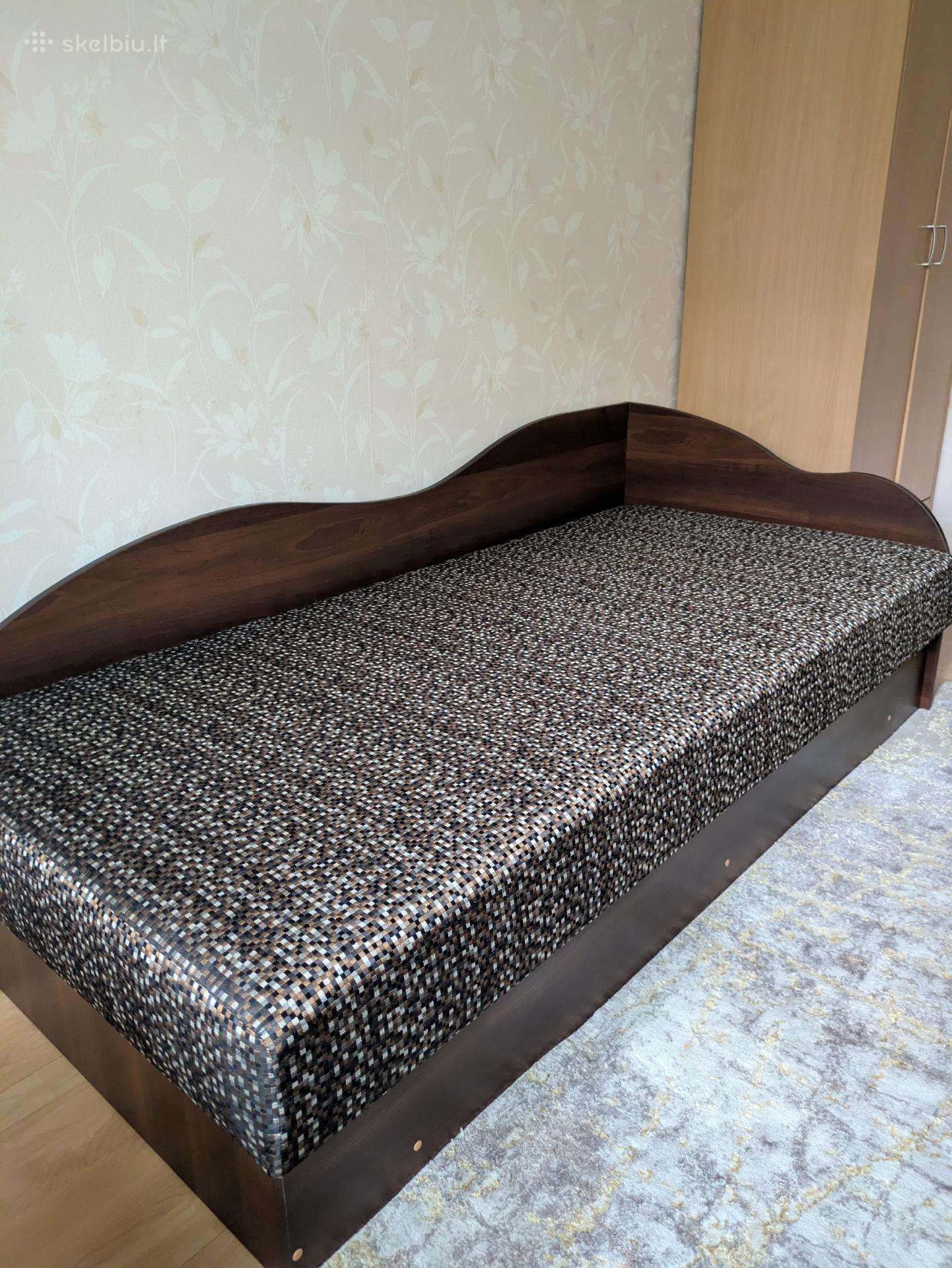 Viengule lova -tahta su talpią dėže patalinej