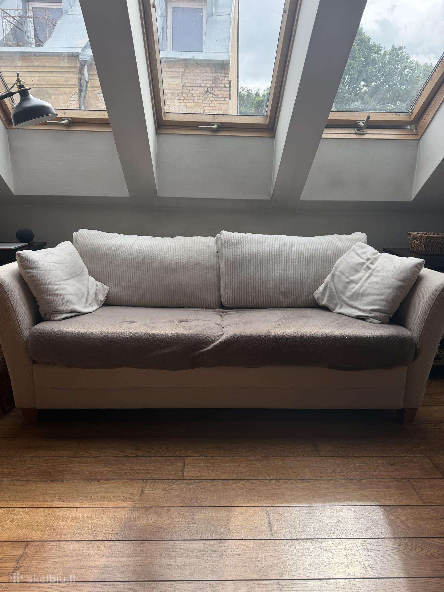 Dovanoju veikianti sofa lova