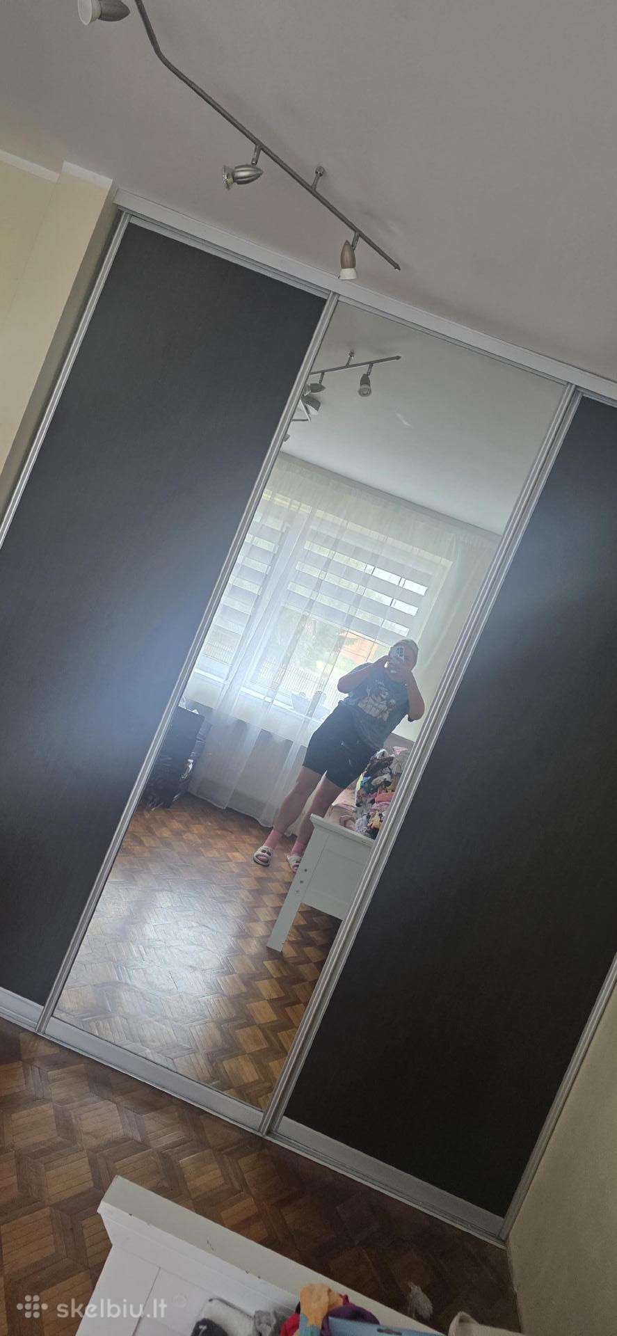 Spinta įmontuojama