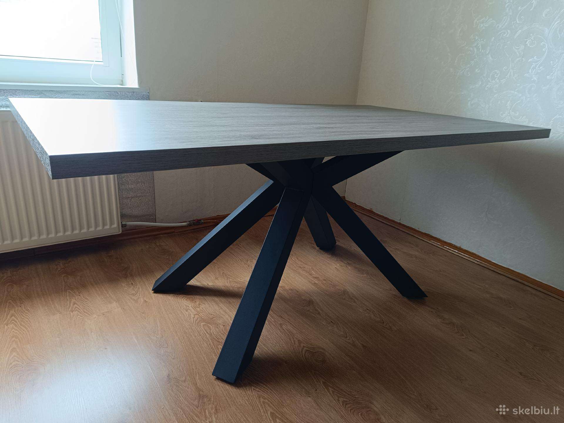 Valgomojo stalas su juodomis metalinėmis kojomis
