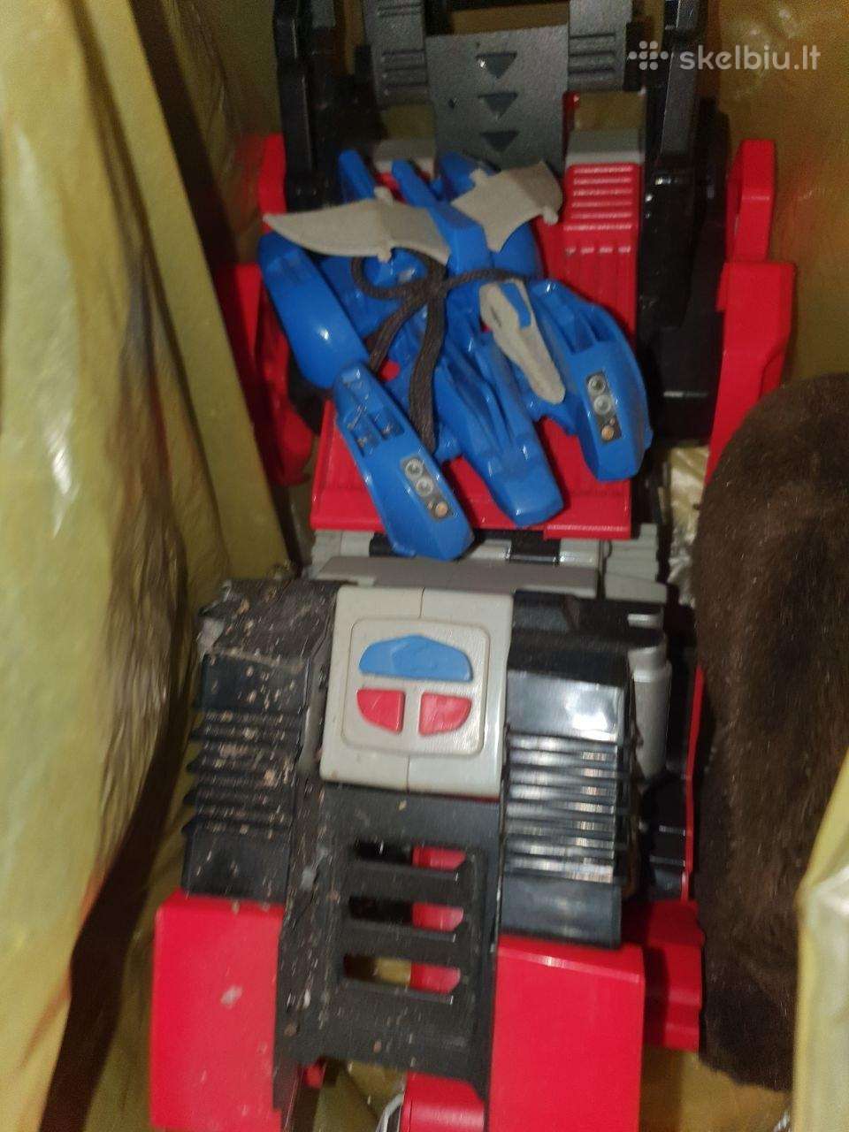 Žaislinis robotas-transformeris ir mašinėlė