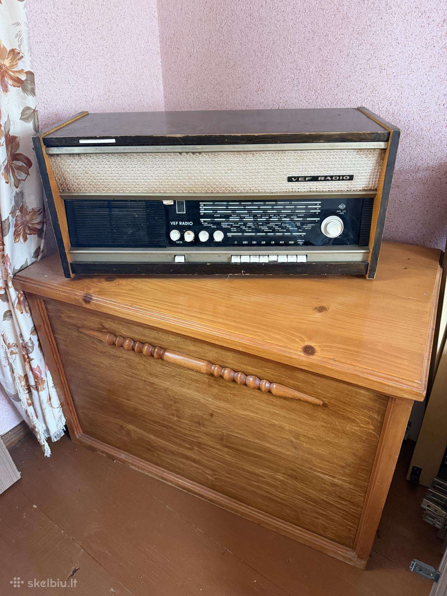 Veikianti antikvarinė radija Vef Radio su patefonu