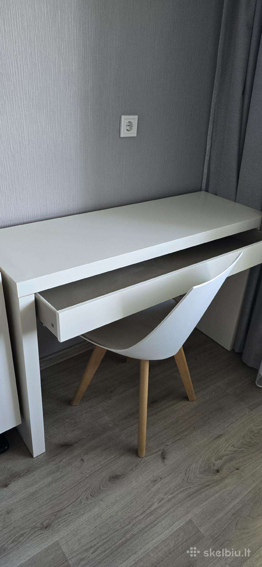 Ikea Malm kosmetinis staliukas