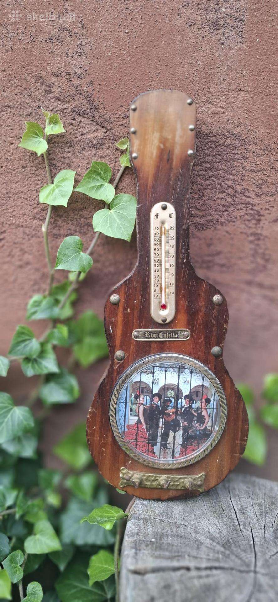 Vintažinis gitaros formos termometras.