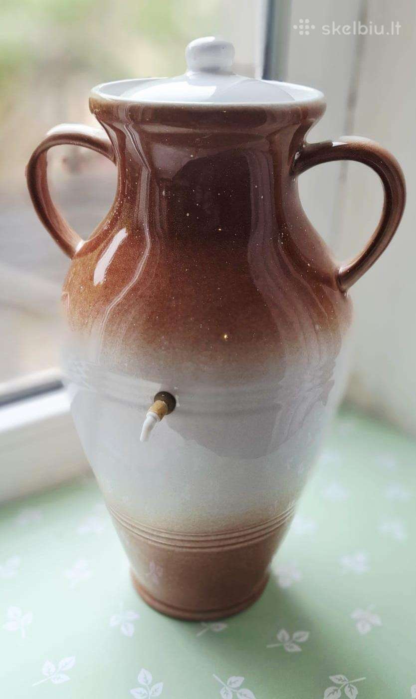 Didelis keraminis gėrimų indas.