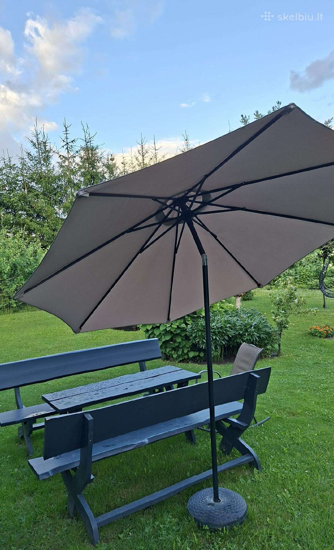 Lauko stalas su suolais ir skėčiu