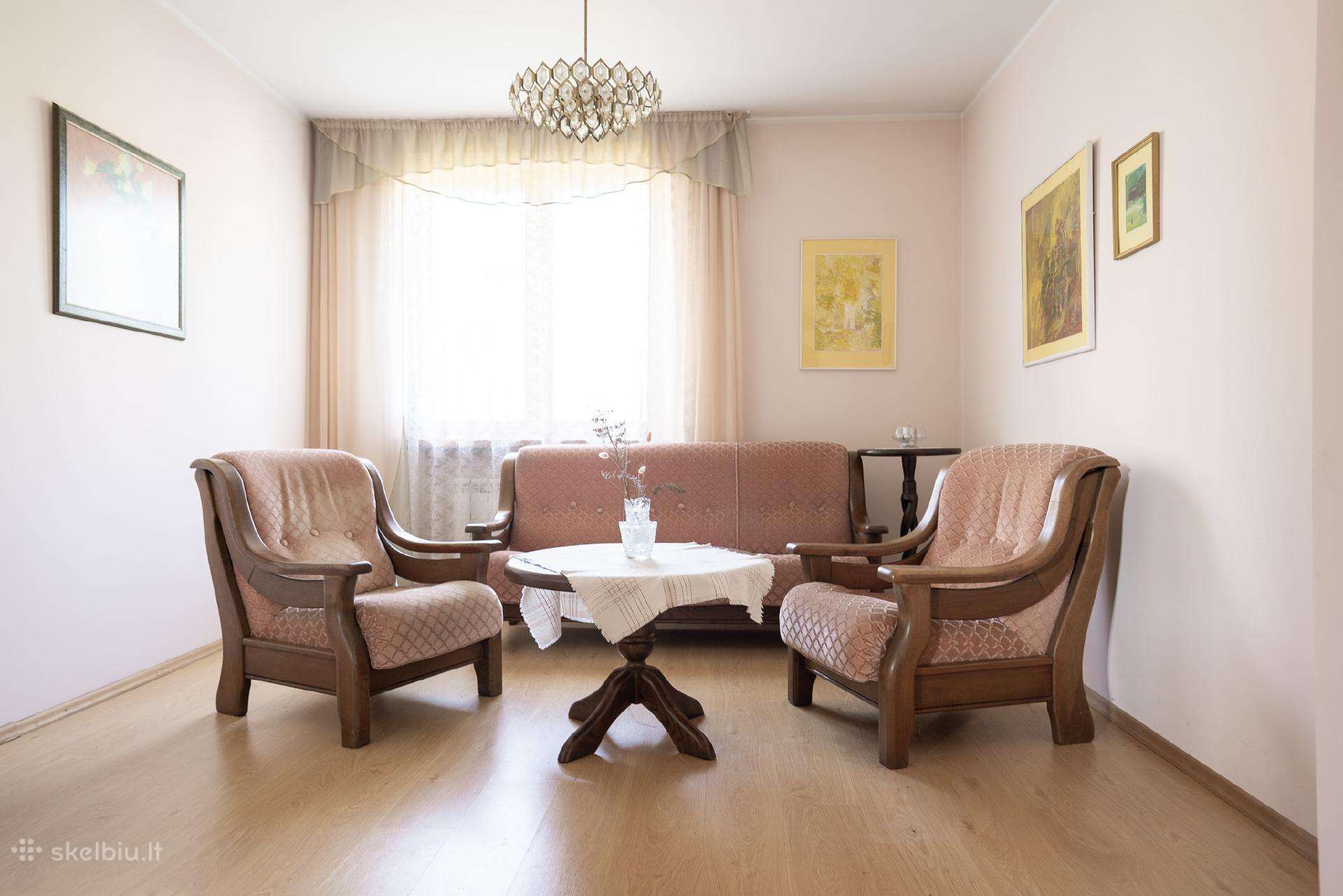 Svetainės Sofa Du Foteliai Ir Apvalus Stalas