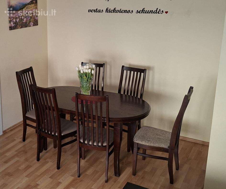 Stalas su kedėmis