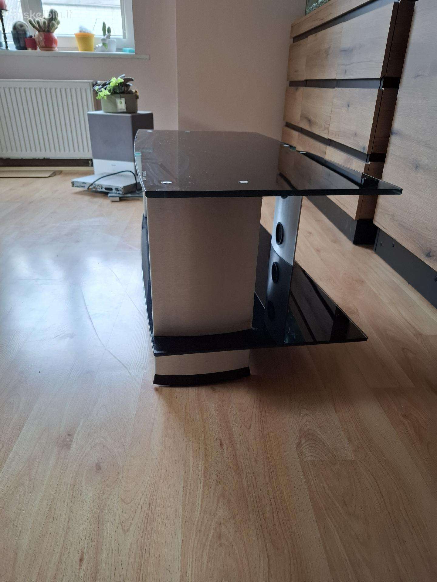 Puikios būklės televizoriaus staliukas