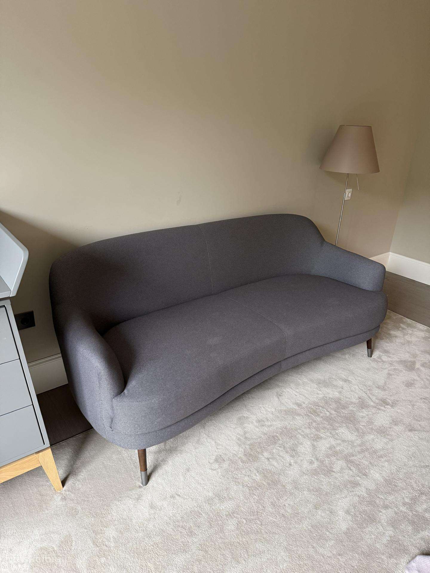 Stilinga pilka sofa – geros būklės